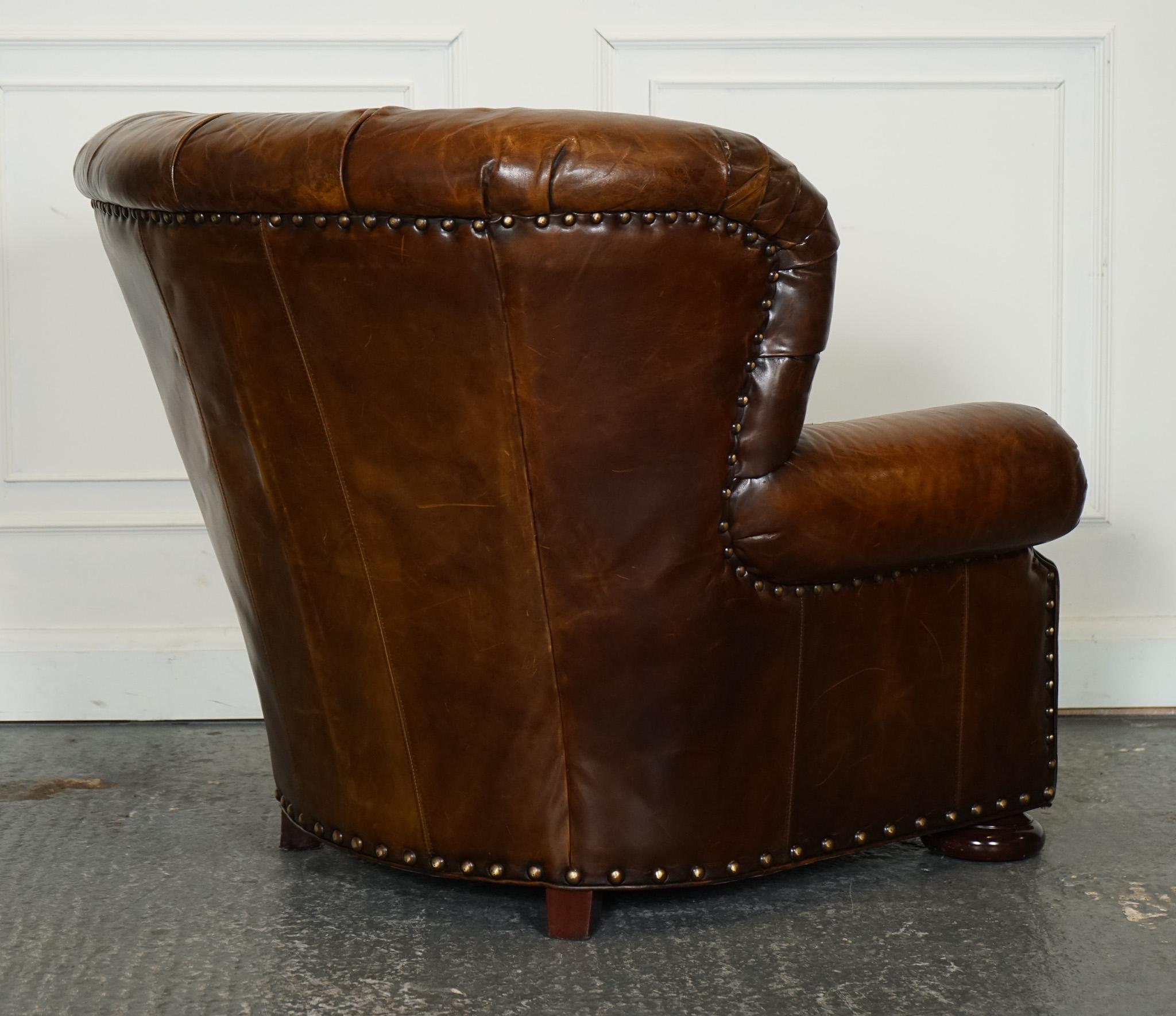 fauteuil de lecture en cuir teint à la main entièrement restauré avec repose-pieds en vente 2