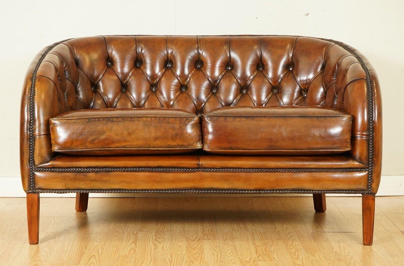 Wir freuen uns, dieses wunderschöne, vollständig restaurierte, whiskeybraune, handgefärbte Ledersofa im Art Deco-Stil zu präsentieren.

Der Zustand des Sofas ist vollständig restauriert, gewaschen und sechsmal von Hand gefärbt, gealtert, versiegelt