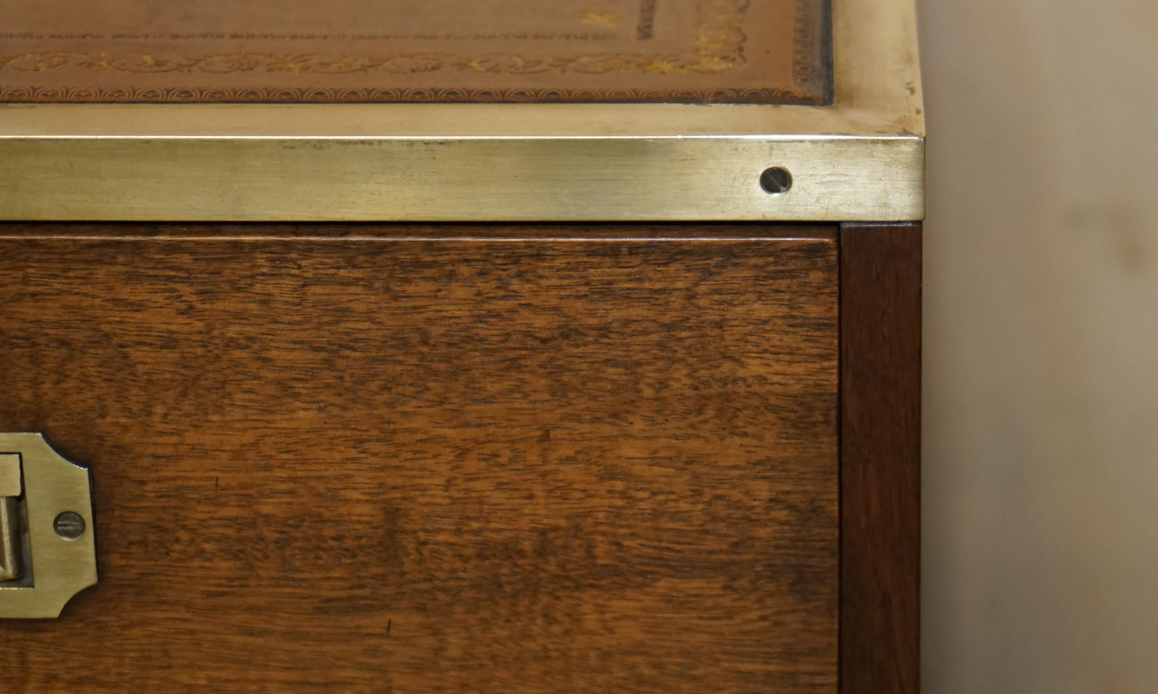 Laiton TABLE D'ENTRÉE TIRES EN CUIR DE LA CAMPAGNE MILITAIRE DE HARRODS KENNEDY, entièrement restaurée en vente