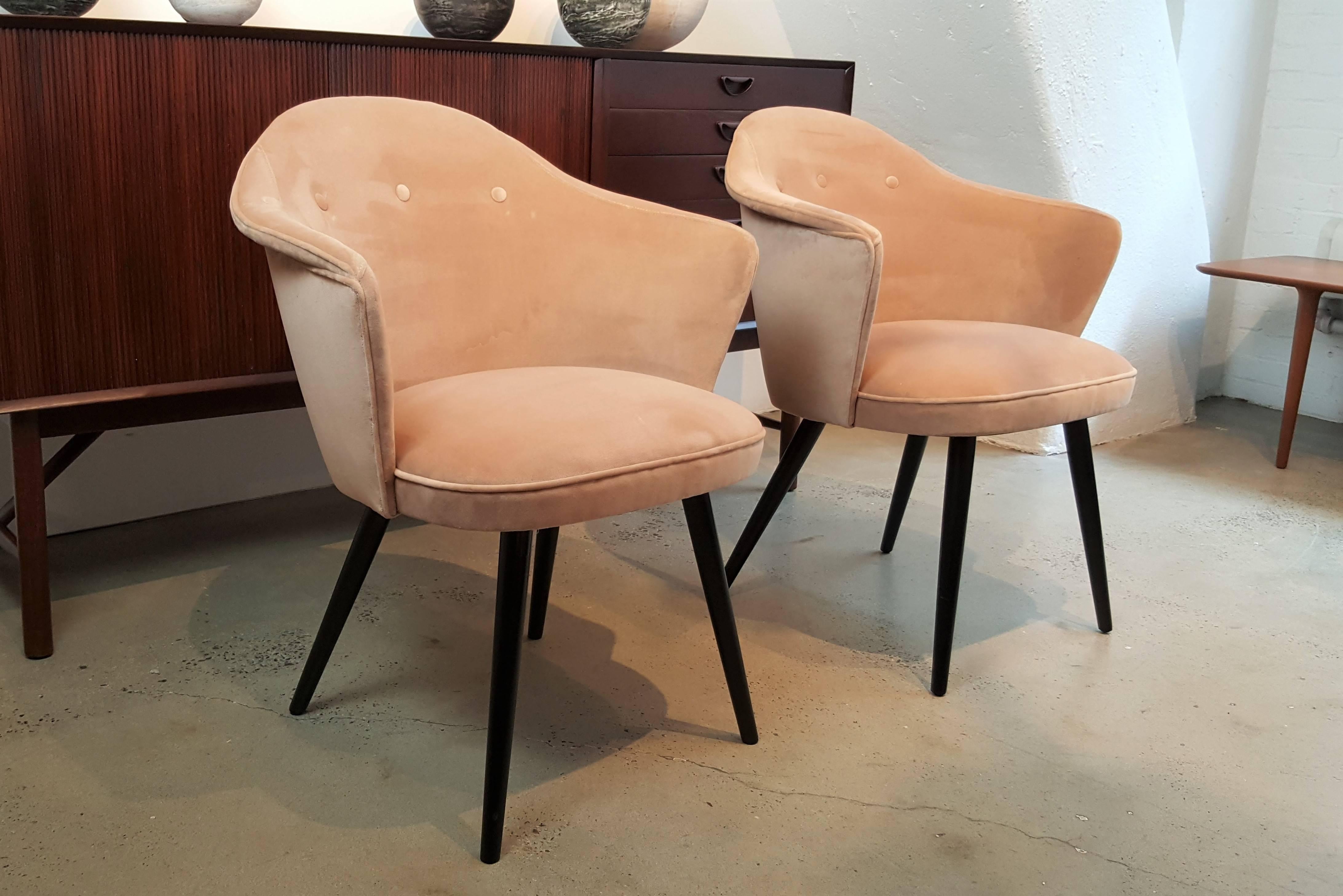 Pair of Fully Restored Highly Sculptural Italian Modern Chairs in Blush Velvet In Excellent Condition In New York, NY