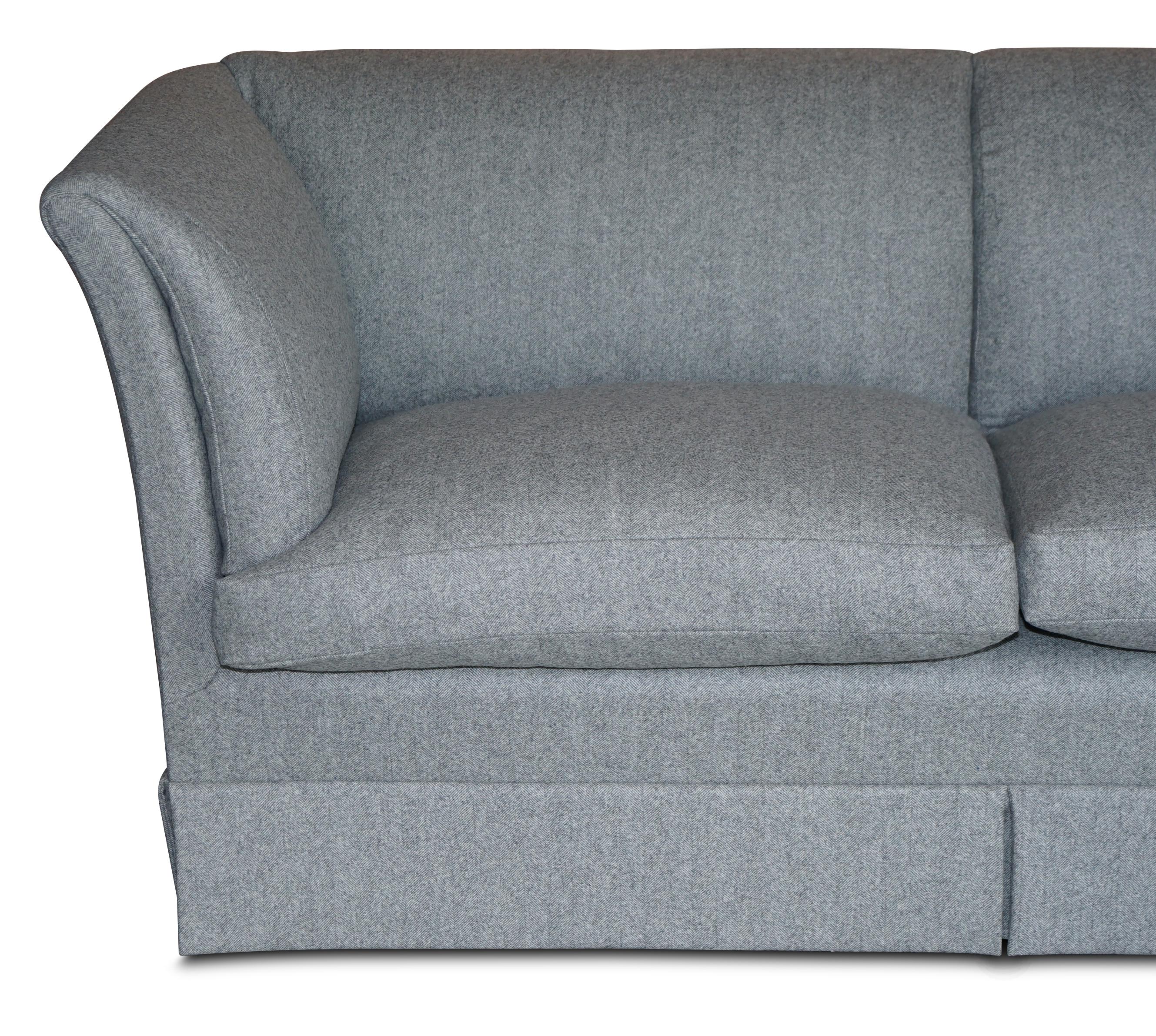 Fait main Howard & Son's Baring Sofa entièrement restauré, à chevrons gris 100 % laine en vente