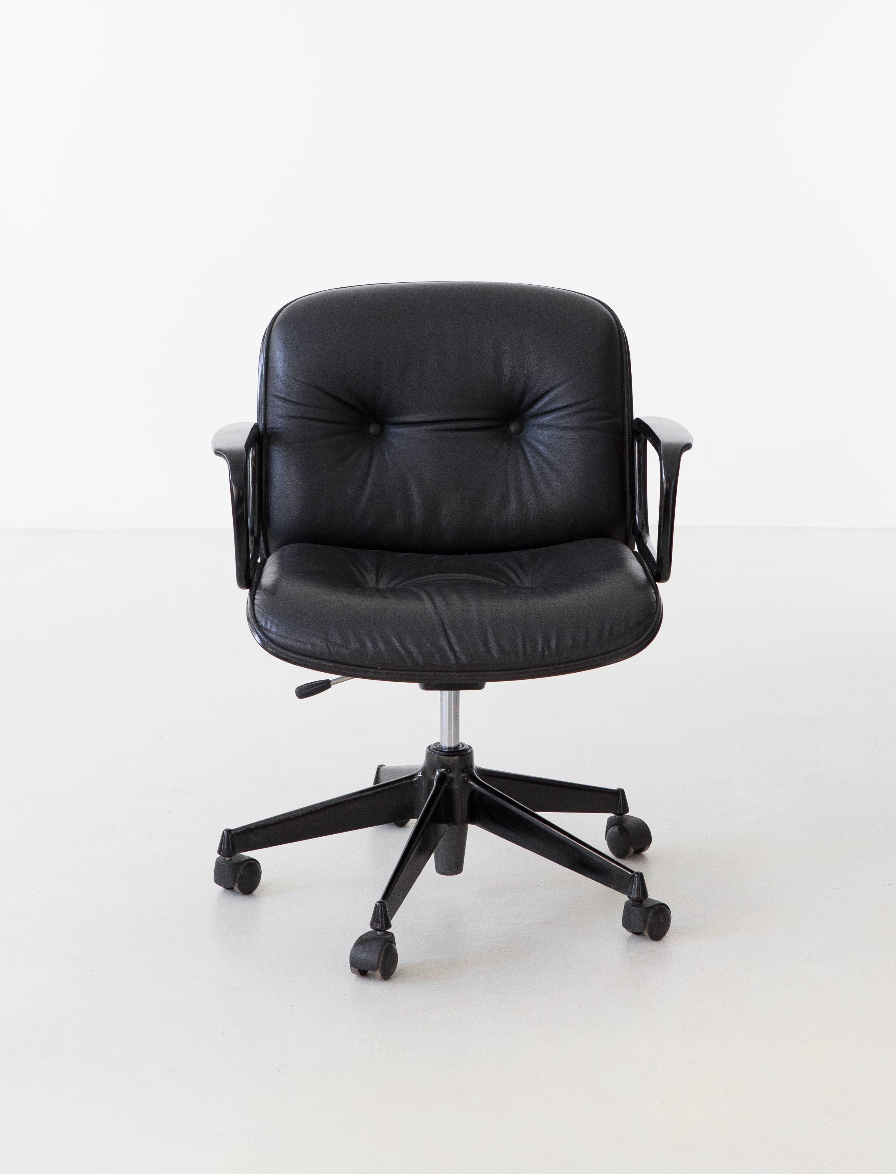 Office swivel chair with armrests designed by Ico Parisi and produced by M.I.M. (Mobili Italiani Moderni) Roma, Italy, 1960s.

Curved wooden frame , metal legs and original genuine black leather.


Fully restored:
-Sanding and polishing by hand with