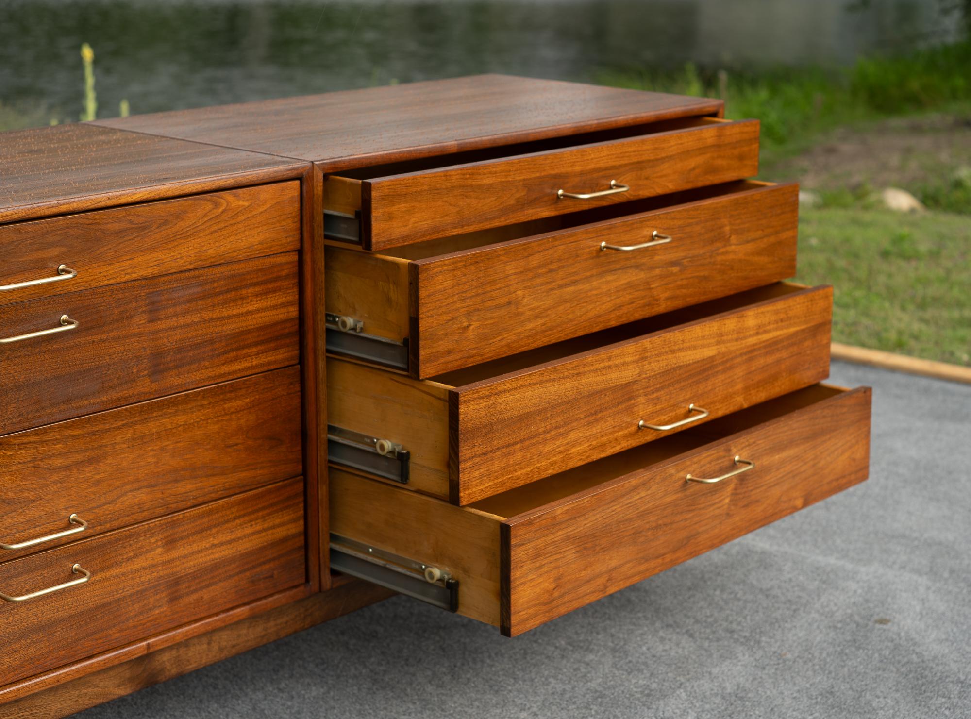 Armoire ou commode à 8 tiroirs en noyer et laiton entièrement restaurée par Jens Risom en vente 3