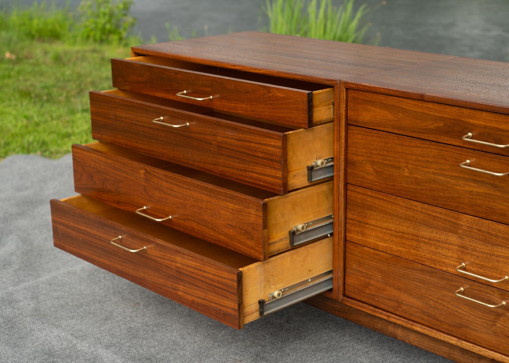 Armoire ou commode à 8 tiroirs en noyer et laiton entièrement restaurée par Jens Risom en vente 4