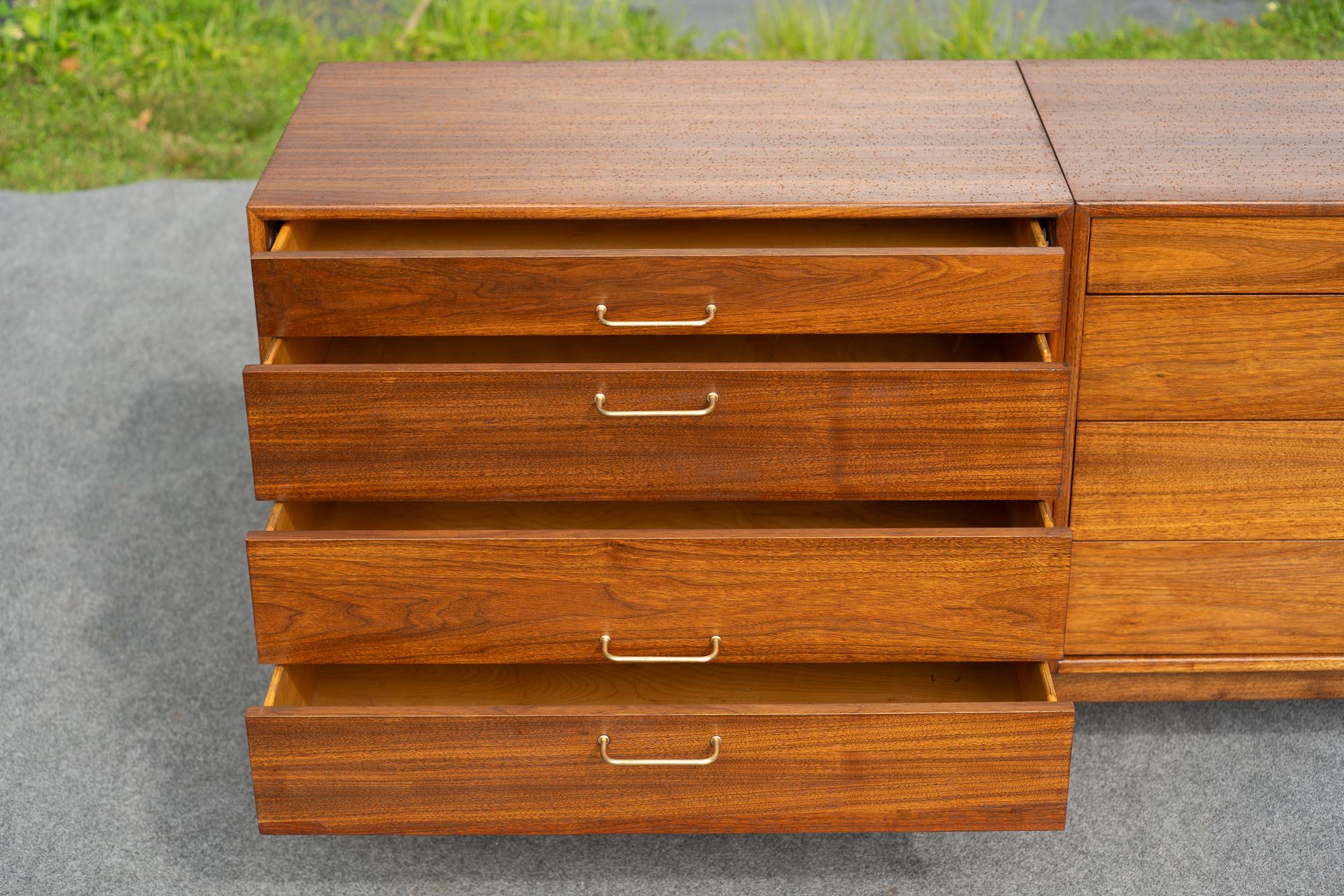 Armoire ou commode à 8 tiroirs en noyer et laiton entièrement restaurée par Jens Risom en vente 5