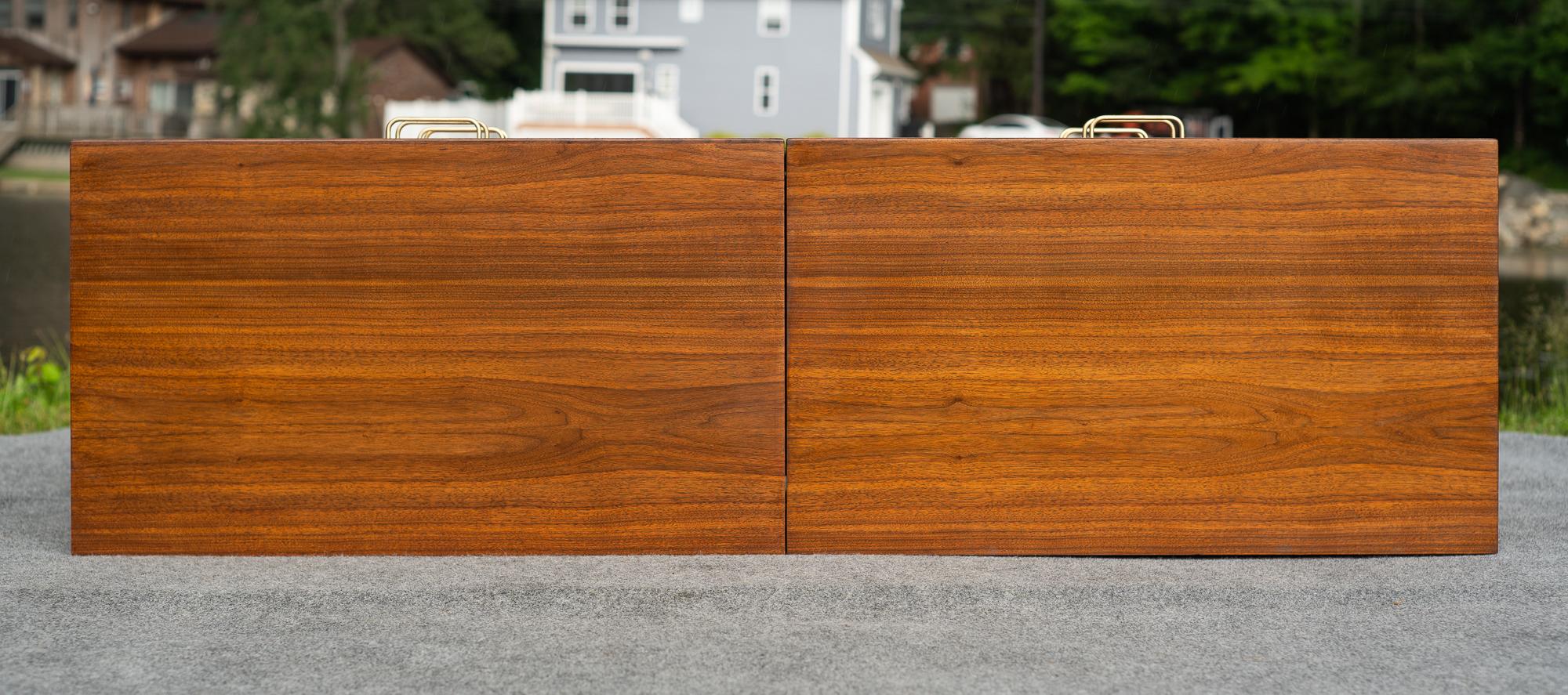 Armoire ou commode à 8 tiroirs en noyer et laiton entièrement restaurée par Jens Risom en vente 7