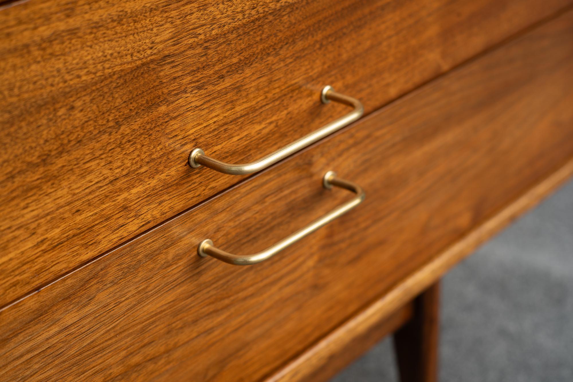 Armoire ou commode à 8 tiroirs en noyer et laiton entièrement restaurée par Jens Risom en vente 8