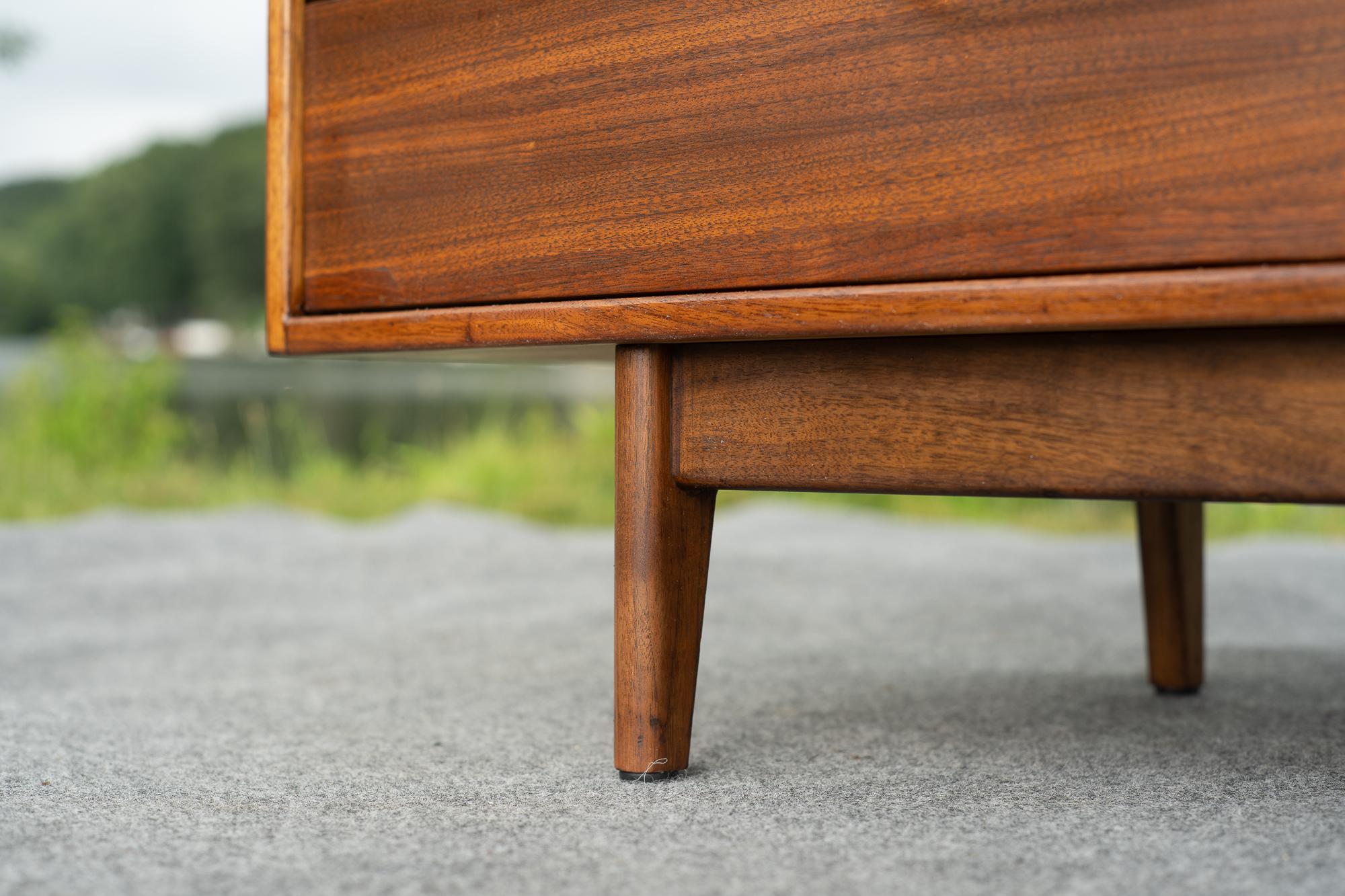 Armoire ou commode à 8 tiroirs en noyer et laiton entièrement restaurée par Jens Risom en vente 9