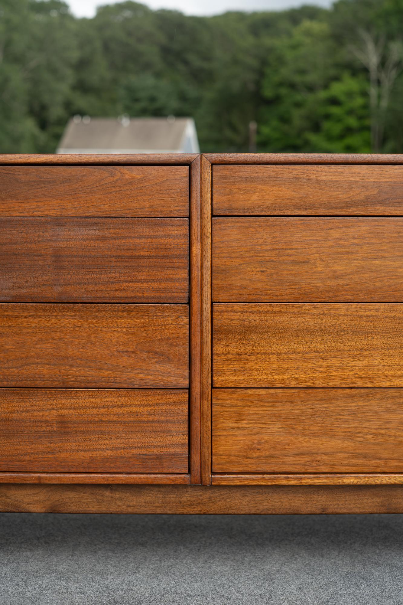 Armoire ou commode à 8 tiroirs en noyer et laiton entièrement restaurée par Jens Risom en vente 10