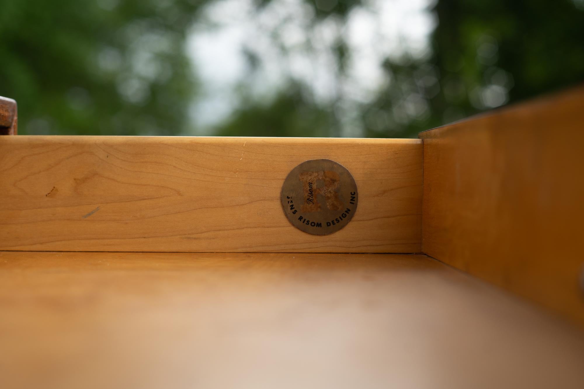 Armoire ou commode à 8 tiroirs en noyer et laiton entièrement restaurée par Jens Risom en vente 11