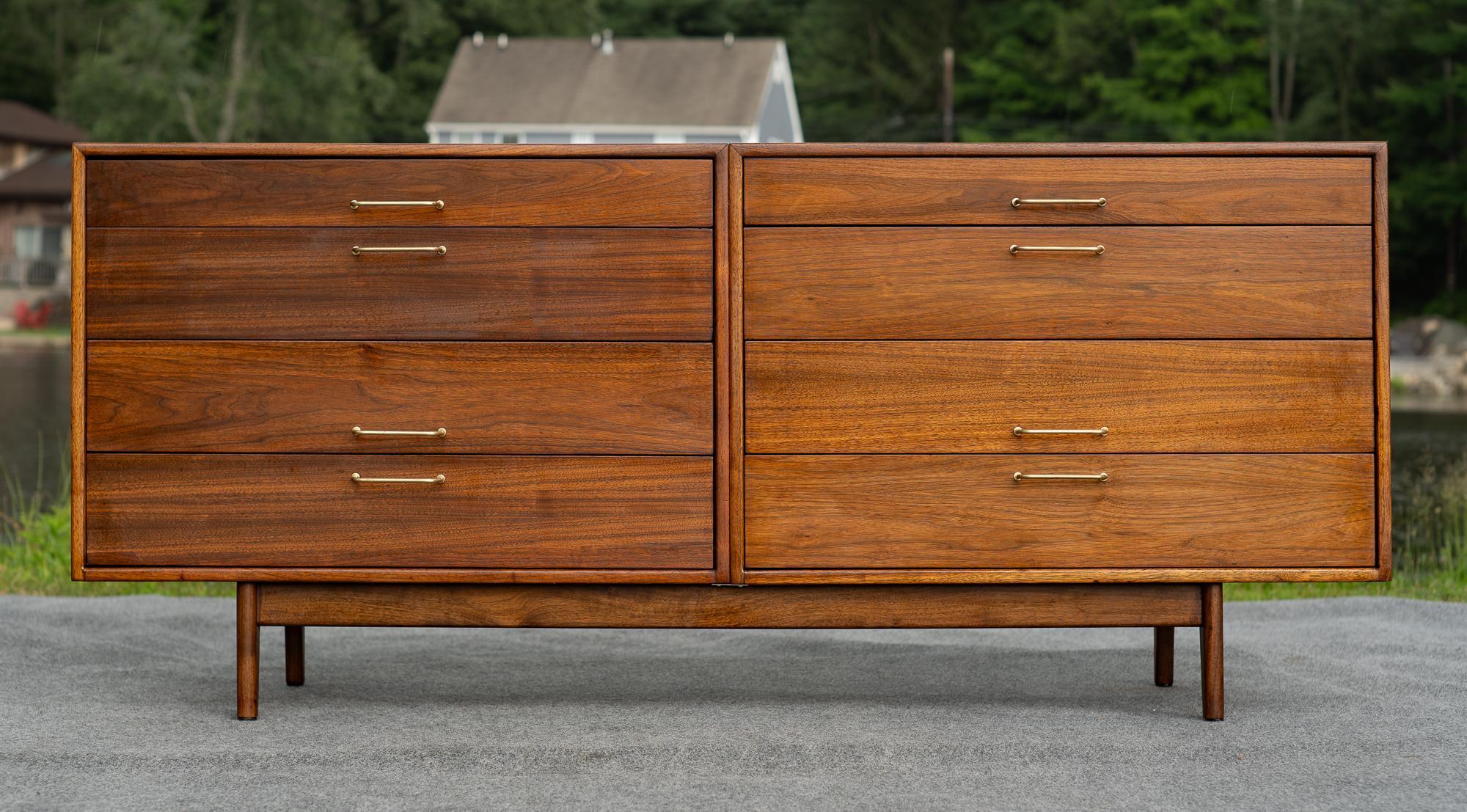 Conçu par l'icône du design danois Jens Risom, ce modèle rarissime a été fabriqué aux États-Unis par sa propre entreprise : Jens Risom Design/One. Ce meuble est rarement mis en vente, surtout dans cette configuration. Cette ligne a été conçue de