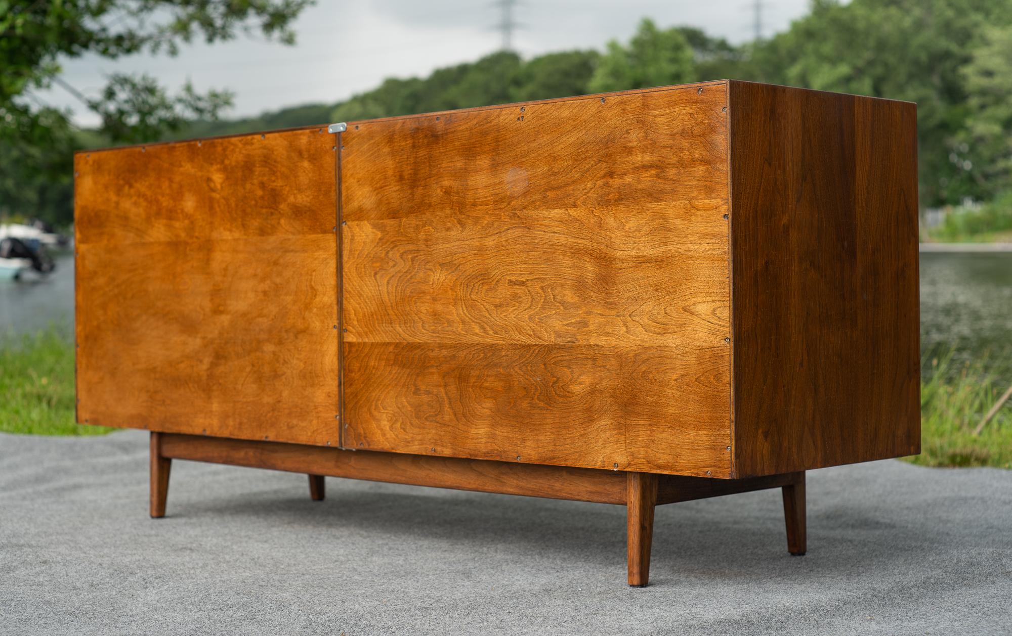Armoire ou commode à 8 tiroirs en noyer et laiton entièrement restaurée par Jens Risom en vente 13