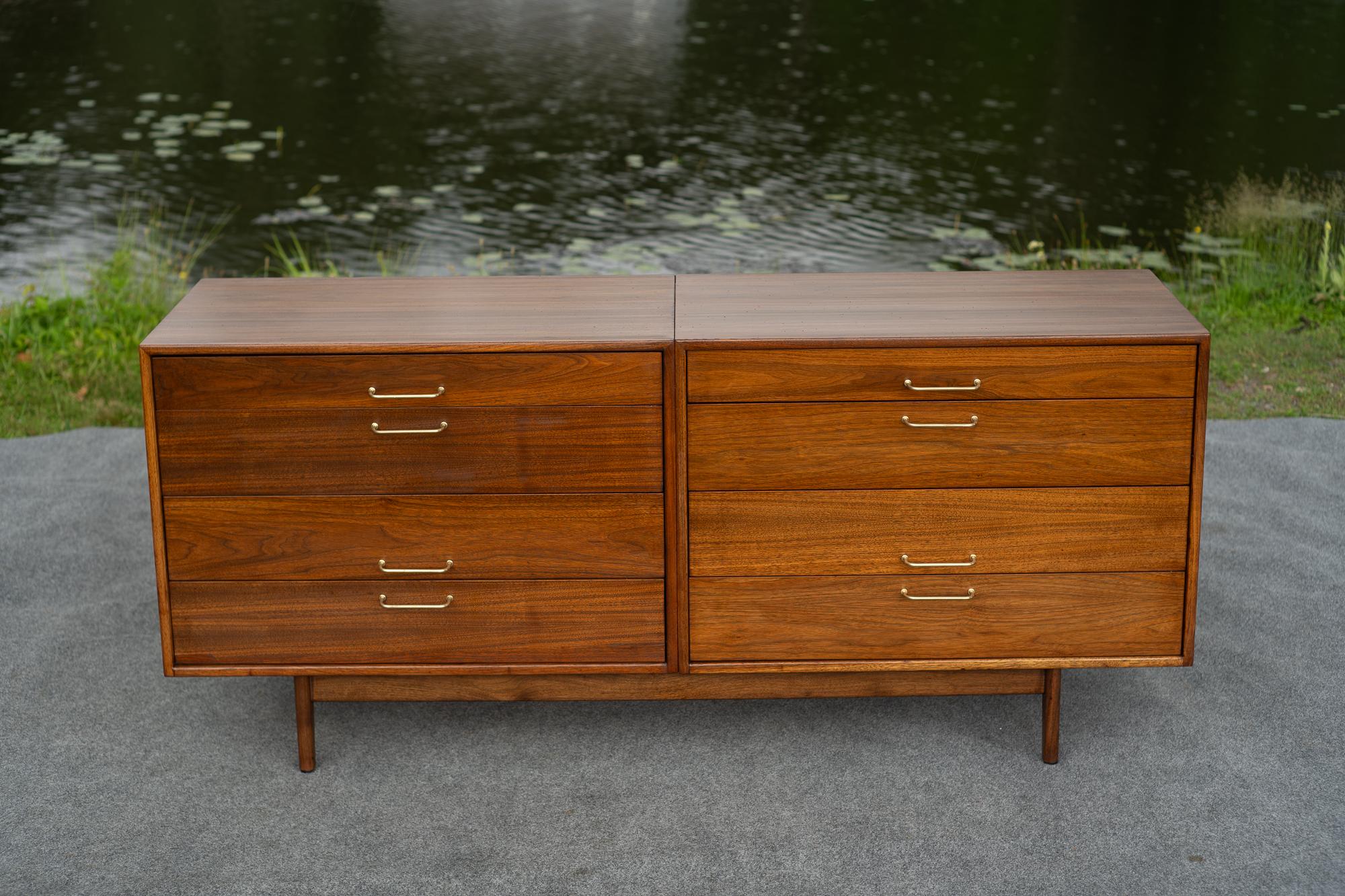 Mid-Century Modern Armoire ou commode à 8 tiroirs en noyer et laiton entièrement restaurée par Jens Risom en vente