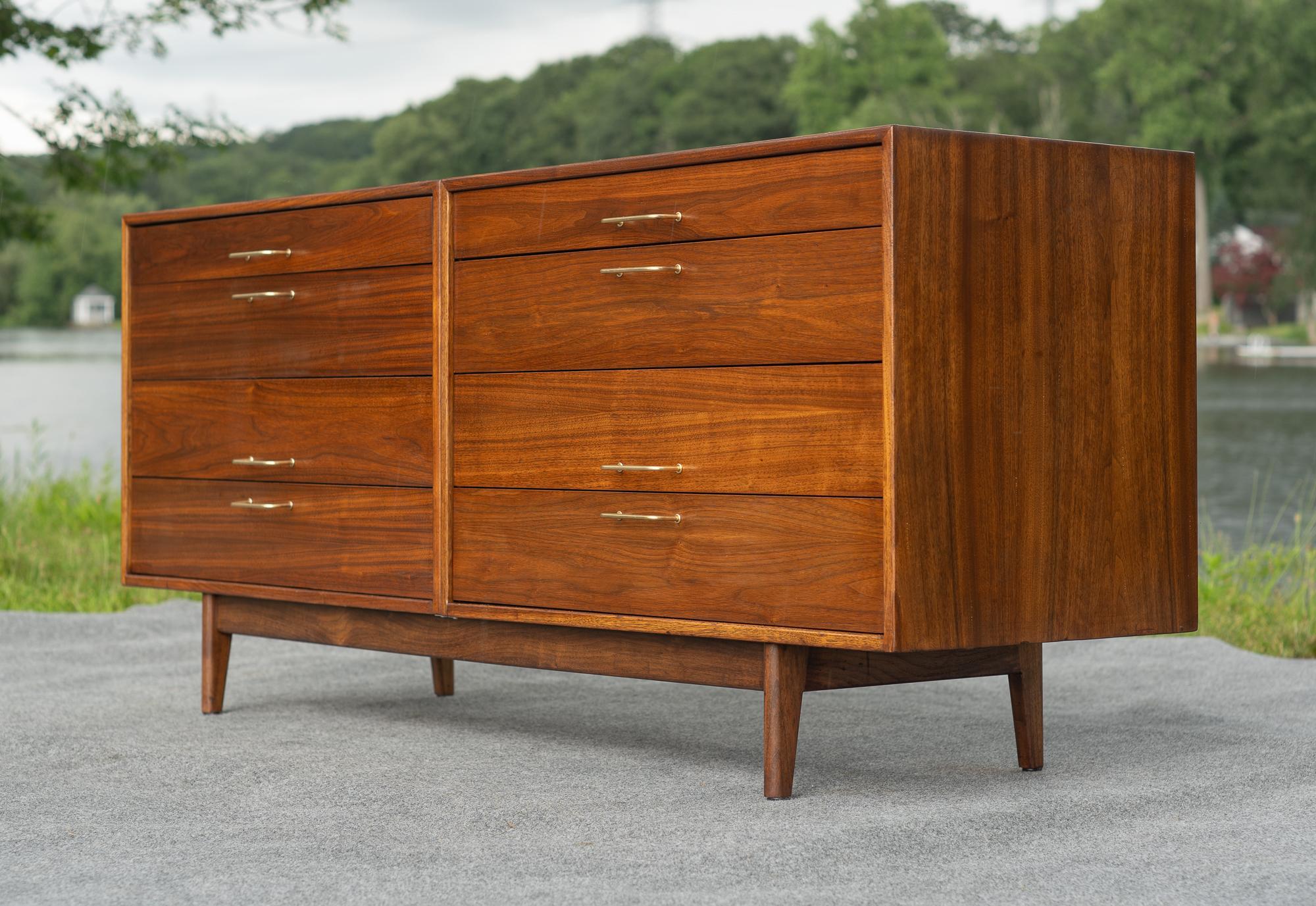 Américain Armoire ou commode à 8 tiroirs en noyer et laiton entièrement restaurée par Jens Risom en vente