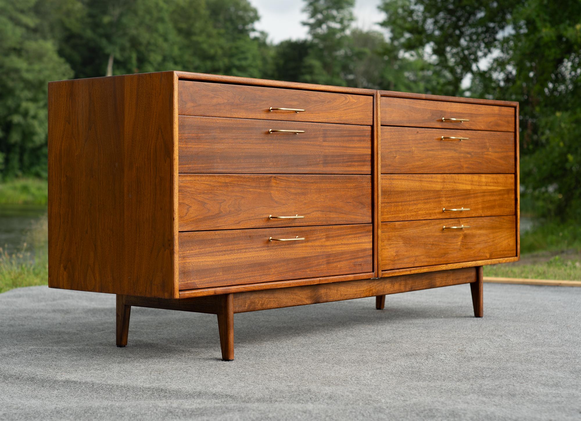 Armoire ou commode à 8 tiroirs en noyer et laiton entièrement restaurée par Jens Risom Bon état - En vente à Philadelphia, PA