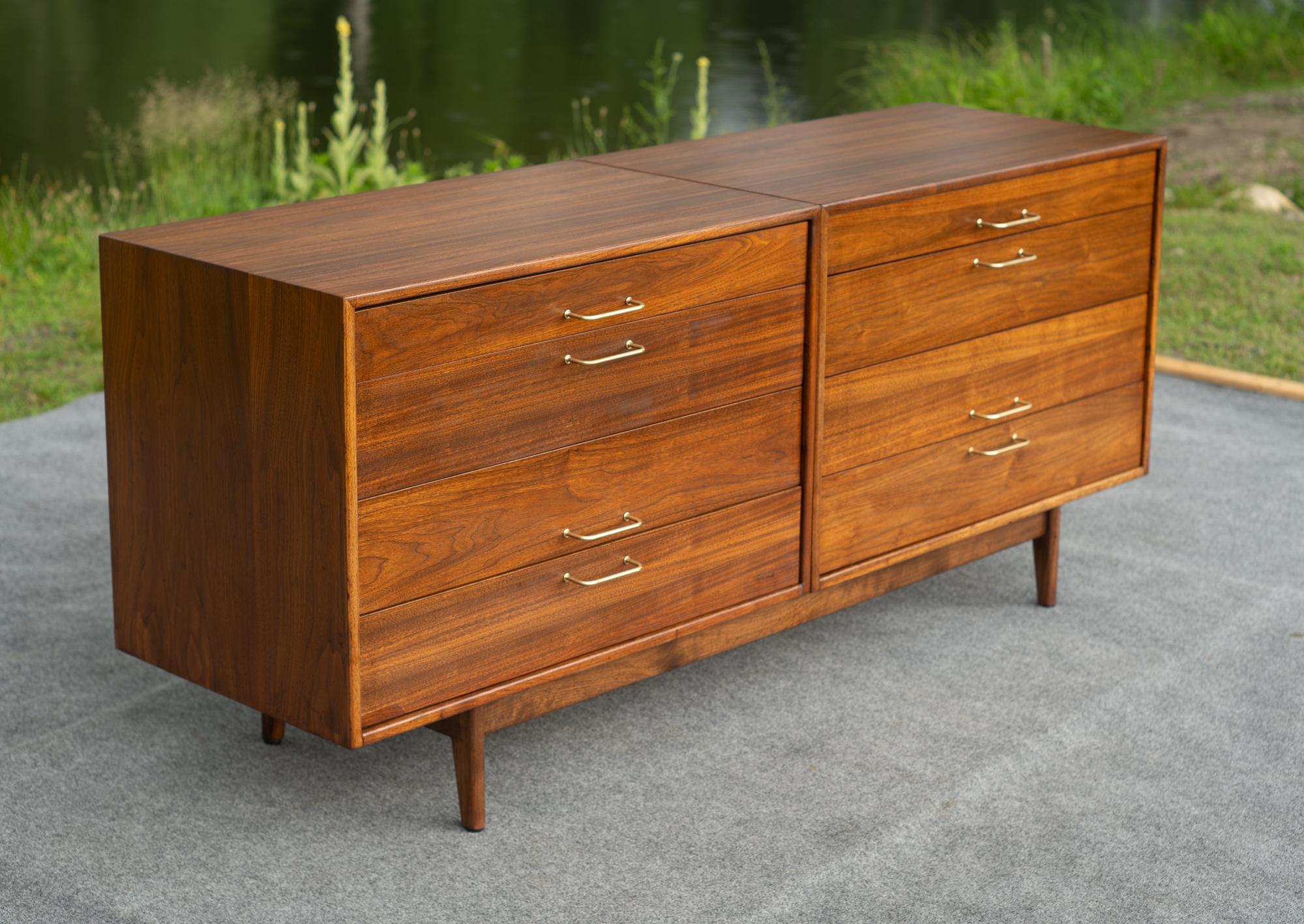 Laiton Armoire ou commode à 8 tiroirs en noyer et laiton entièrement restaurée par Jens Risom en vente