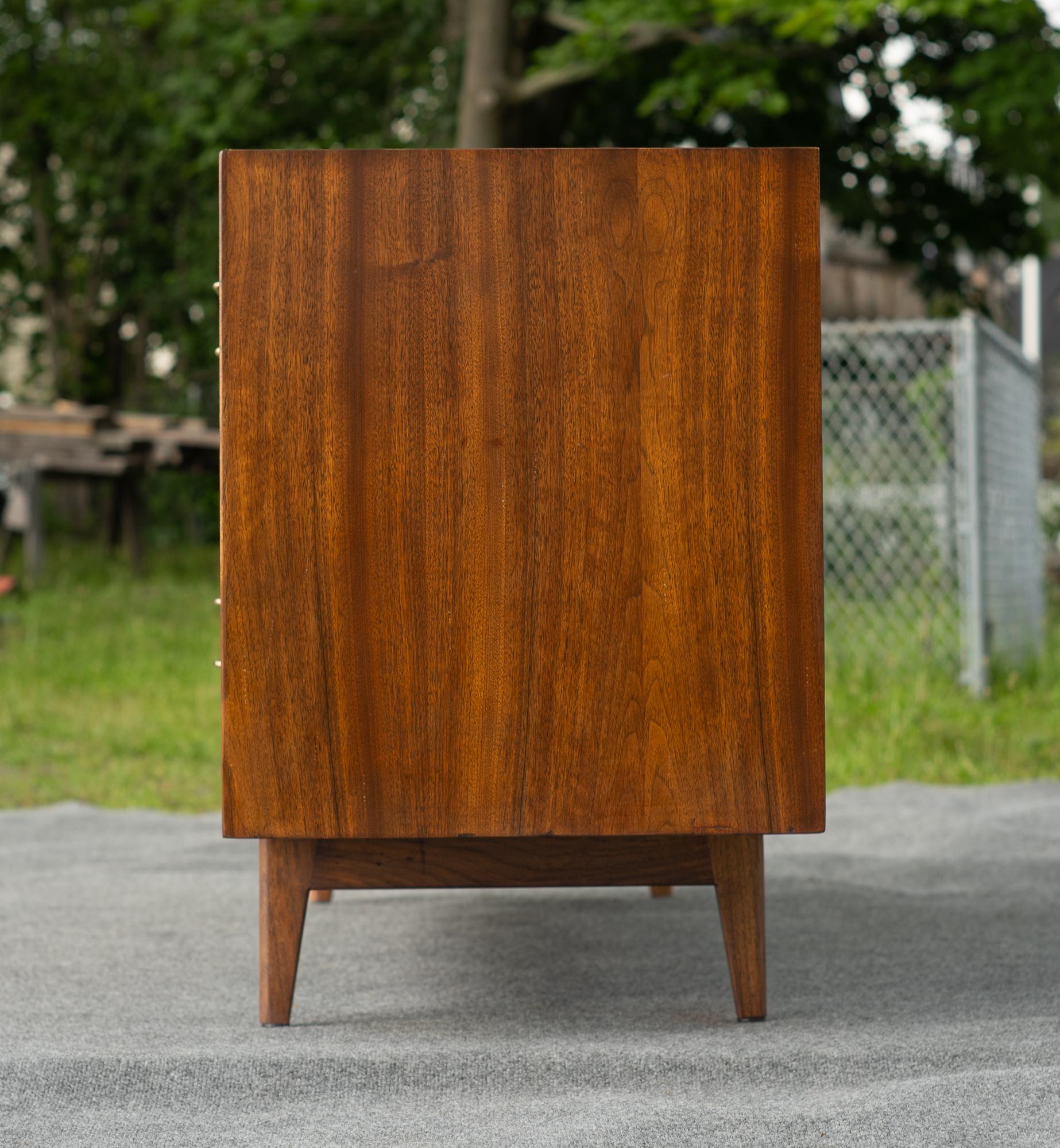 Armoire ou commode à 8 tiroirs en noyer et laiton entièrement restaurée par Jens Risom en vente 1