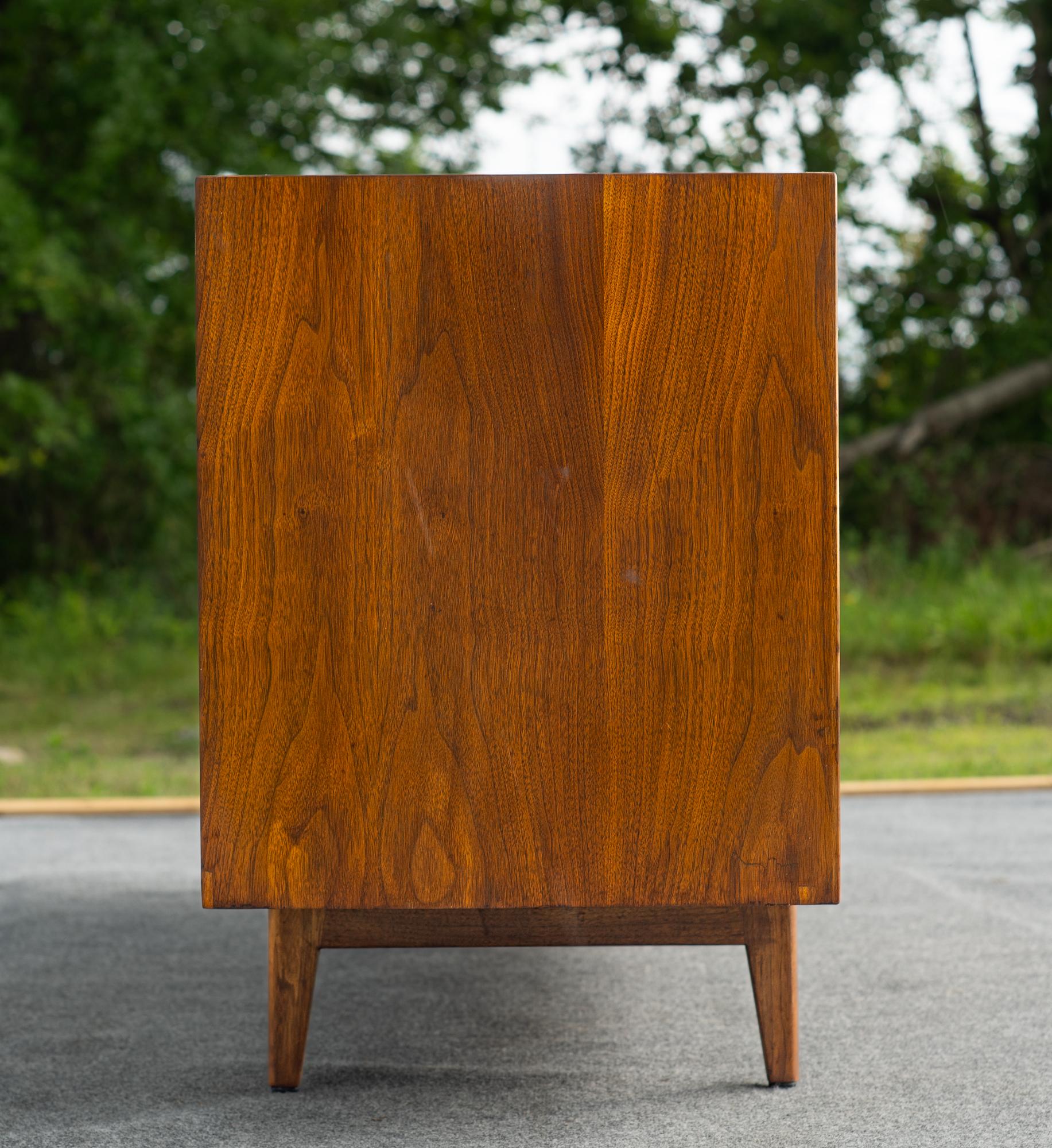 Armoire ou commode à 8 tiroirs en noyer et laiton entièrement restaurée par Jens Risom en vente 2