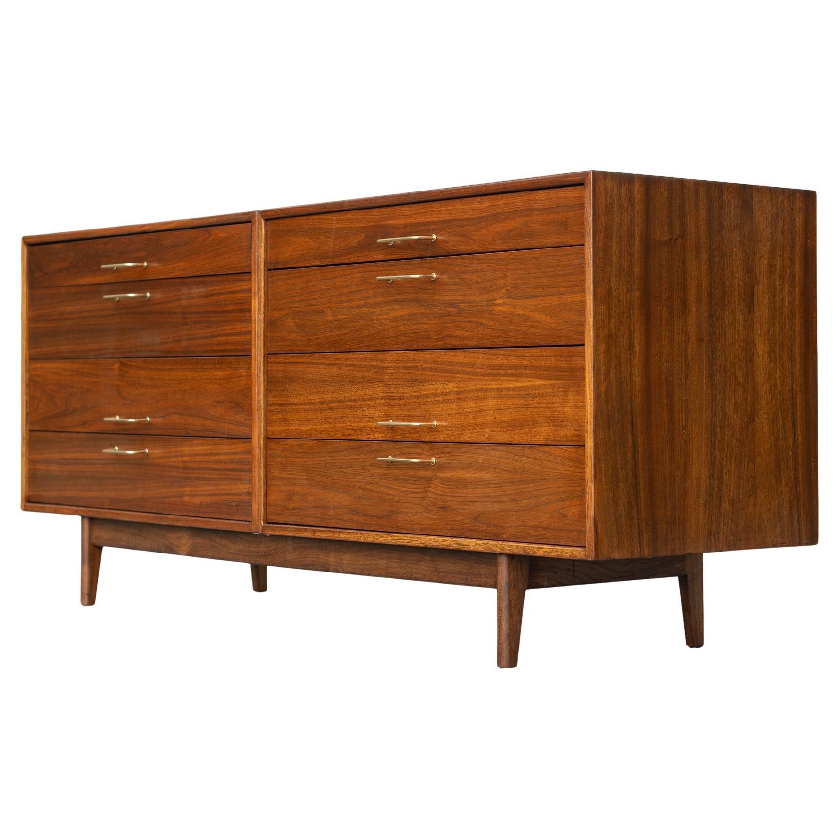 Armoire ou commode à 8 tiroirs en noyer et laiton entièrement restaurée par Jens Risom en vente