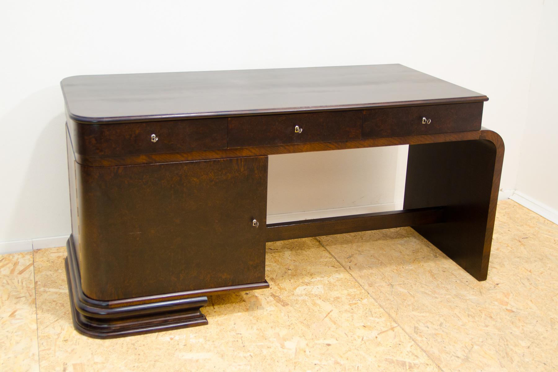Dieser ART DECO-Schreibtisch wurde in der ehemaligen Tschechoslowakei in den 1930er Jahren hergestellt. Der Tisch hat ein einfaches und unkonventionelles Design, das typisch für die ART DECO-Zeit ist. Der Tisch ist doppelseitig, was bedeutet, dass