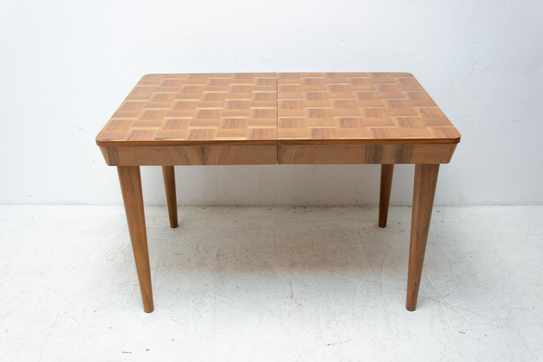 chess dining table