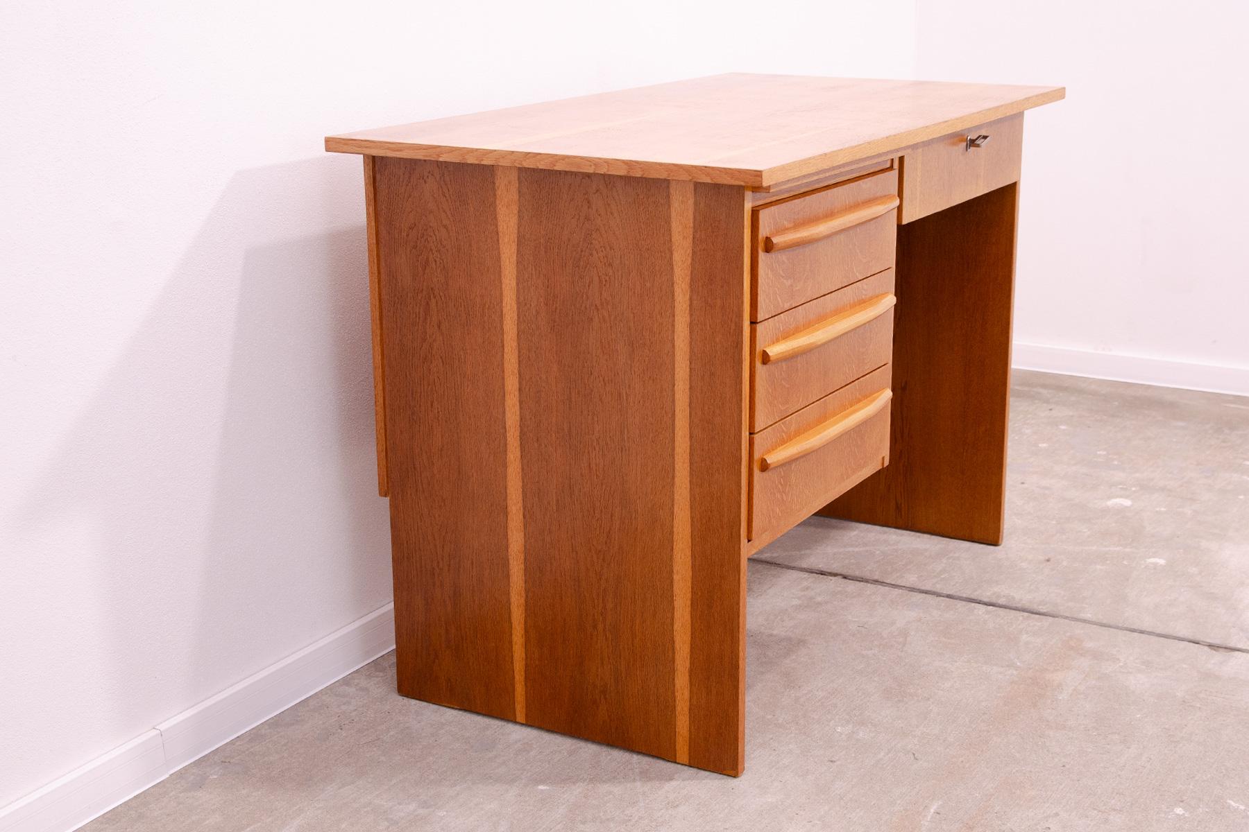 Fully restored mid century ladies writing desk, 1970´s, Czechoslovakia In Excellent Condition For Sale In Prague 8, CZ