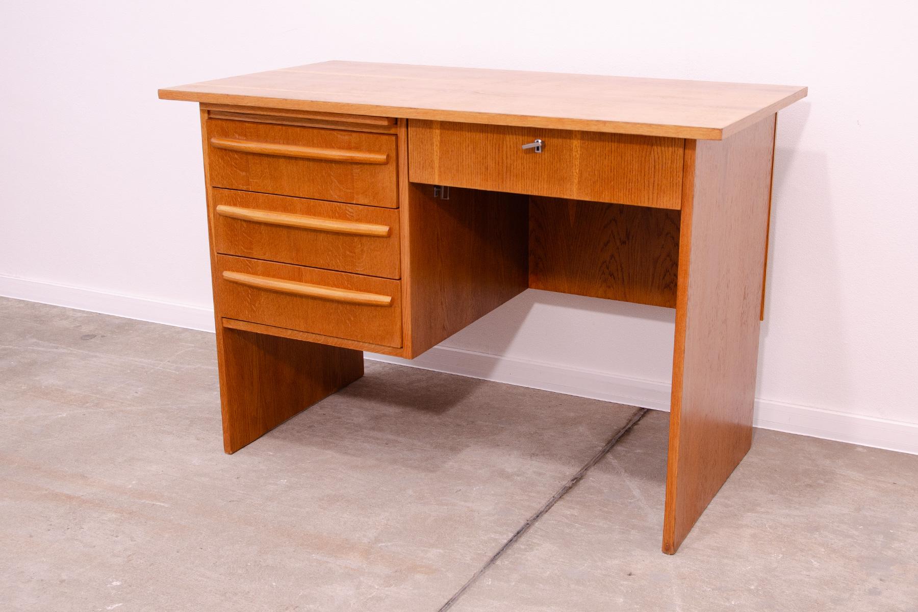 Fully restored mid century ladies writing desk, 1970´s, Czechoslovakia For Sale 1