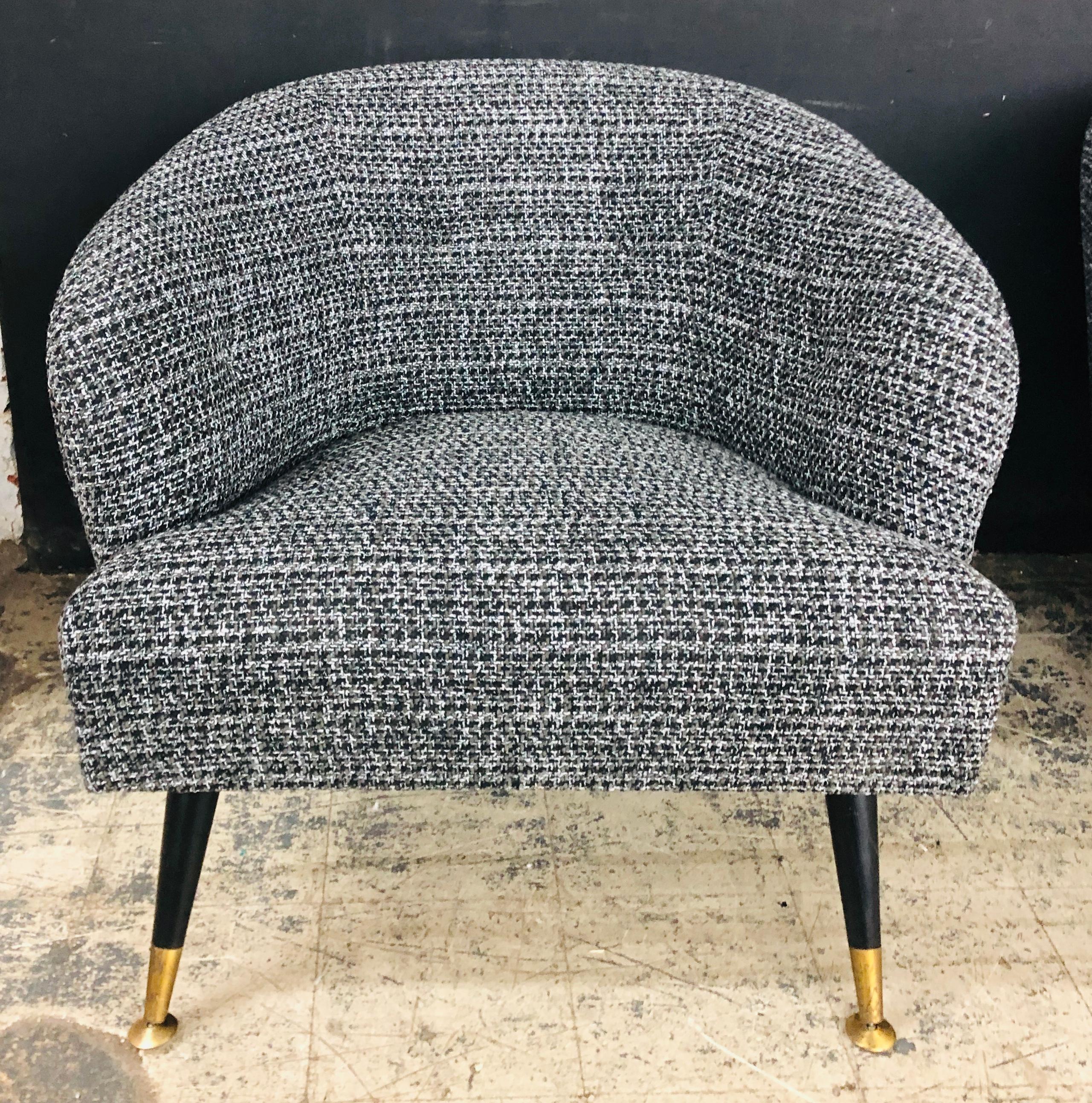Coton Fauteuils club à dossier tonneau modernes mi-siècle modernes entièrement restaurés en vente