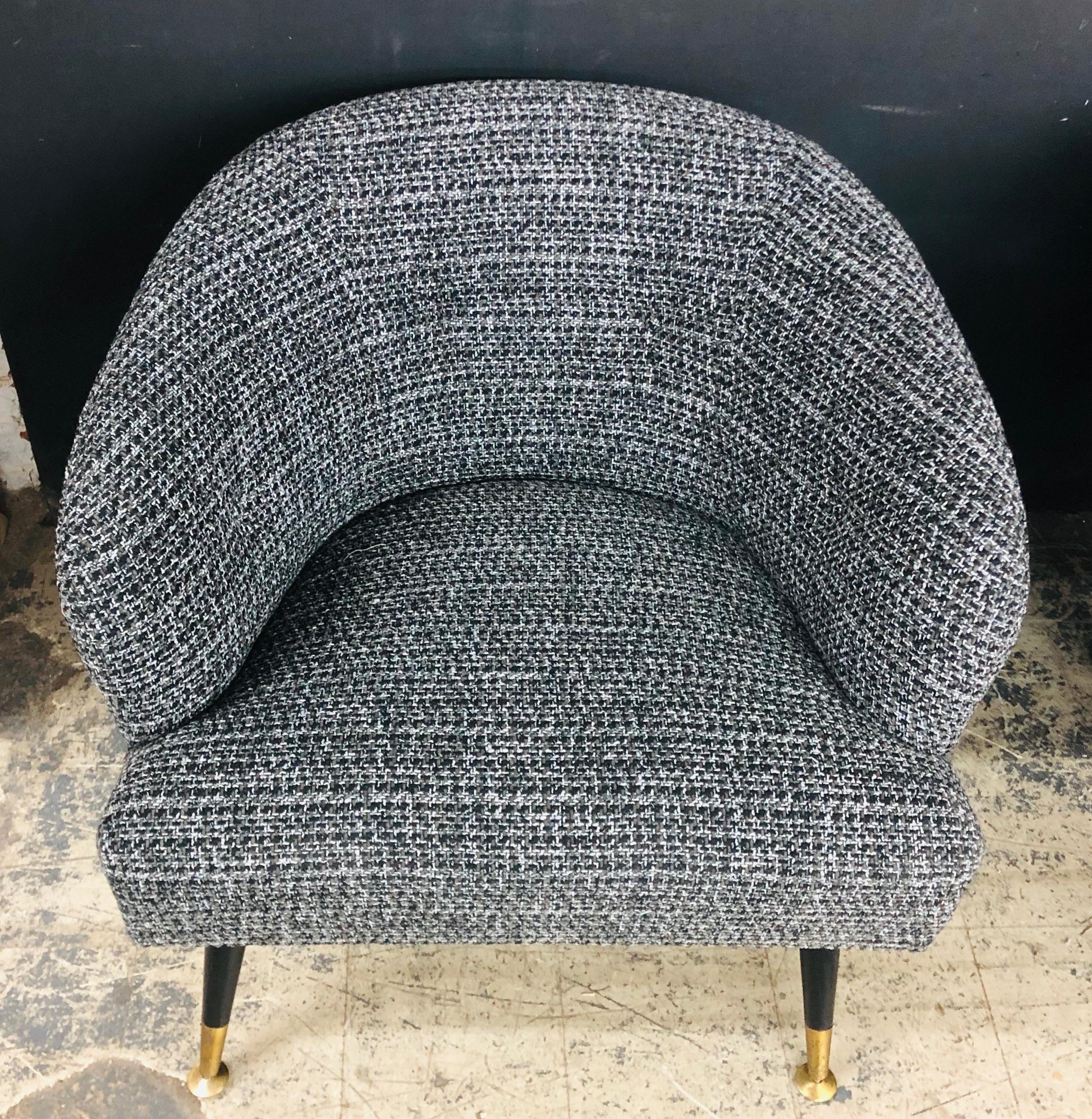 Fauteuils club à dossier tonneau modernes mi-siècle modernes entièrement restaurés en vente 1