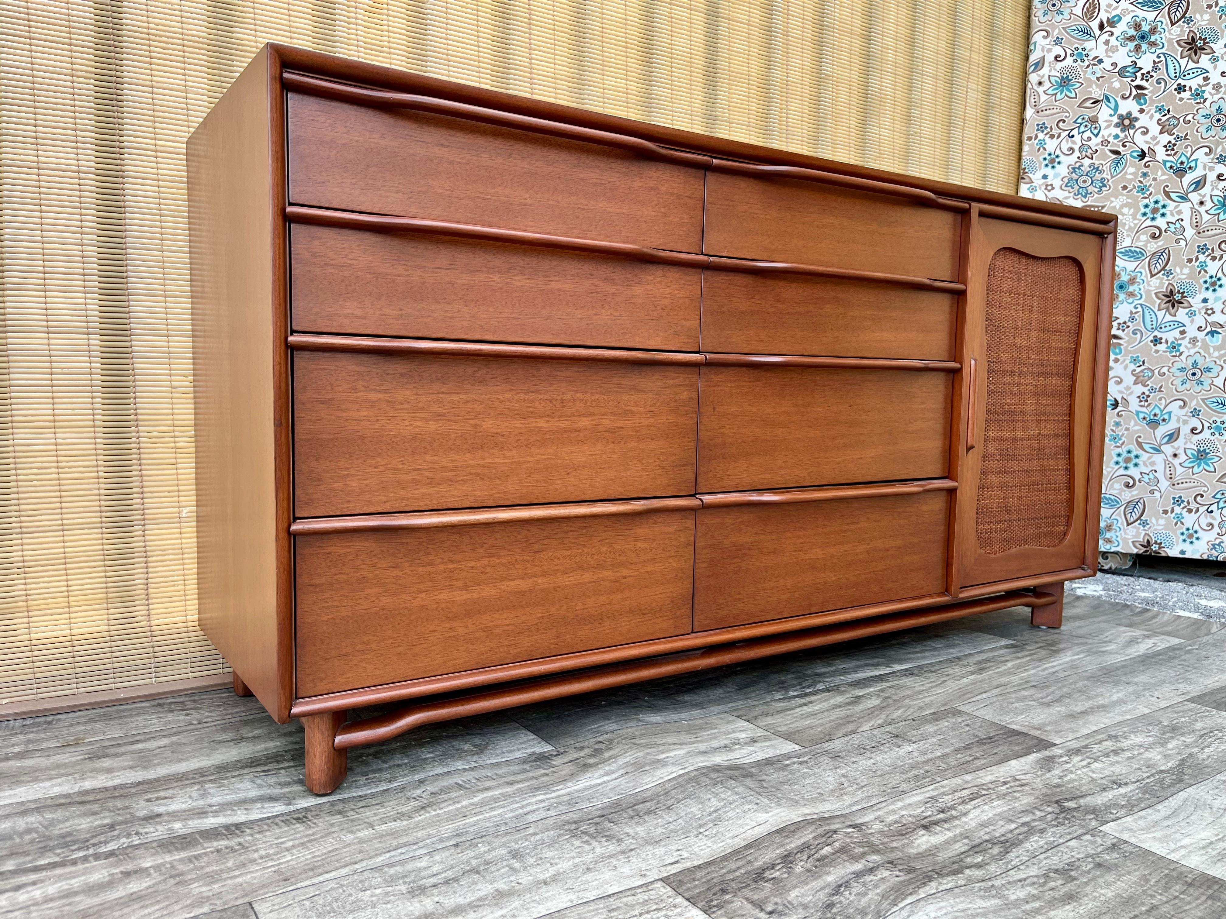 Vintage Fully Refinished Mid Century Modern Dresser by Hickory Manufacturing Company. North Carolina. Circa 1960s
Features a quintessential Clean lines Mid Century Modern Design and eight drawers with dovetail joints and solid wood sculpted handles,