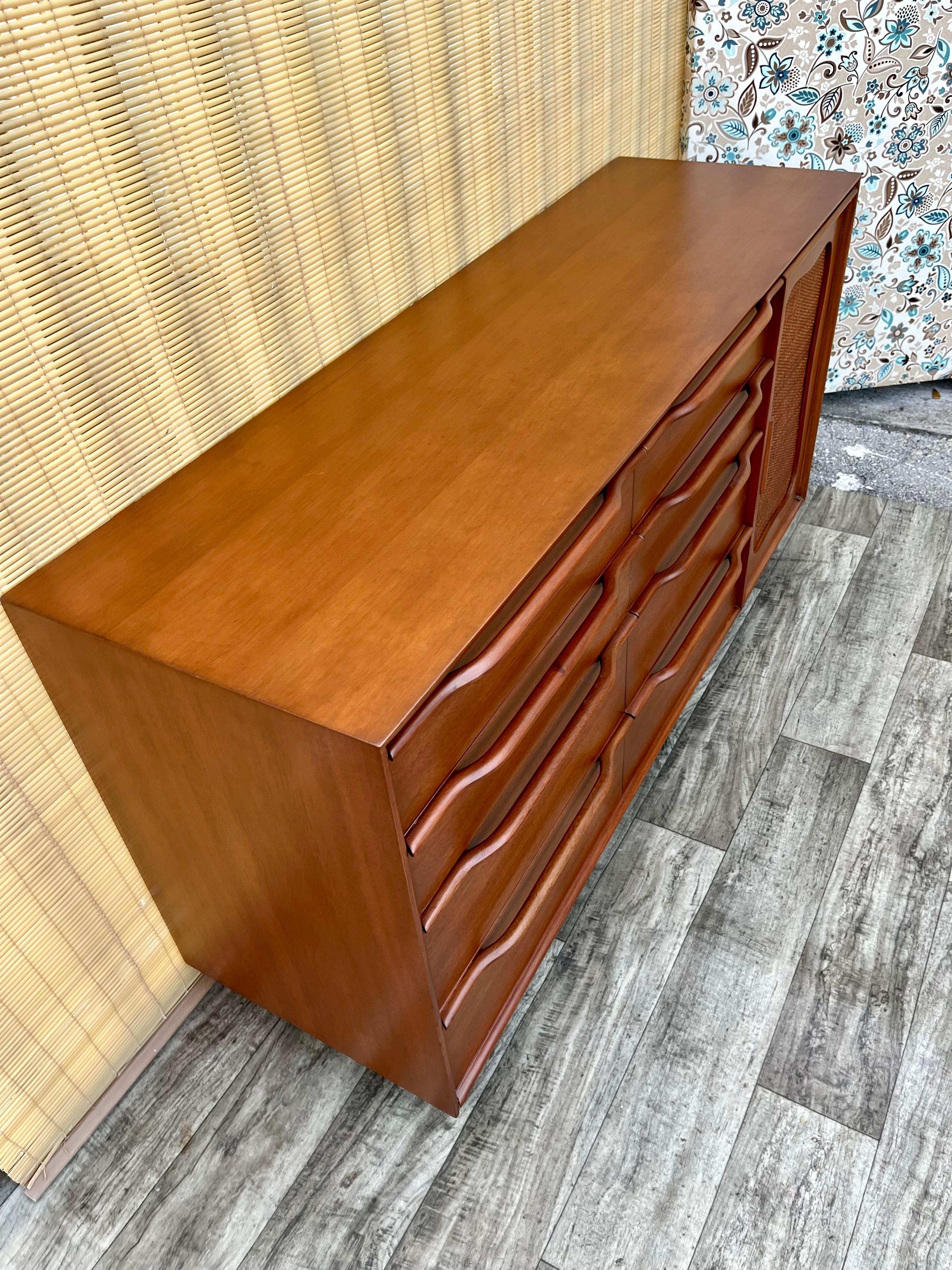 Fully Refinished Mid Century Modern Dresser by Hickory Manufacturing Company. In Good Condition For Sale In Miami, FL