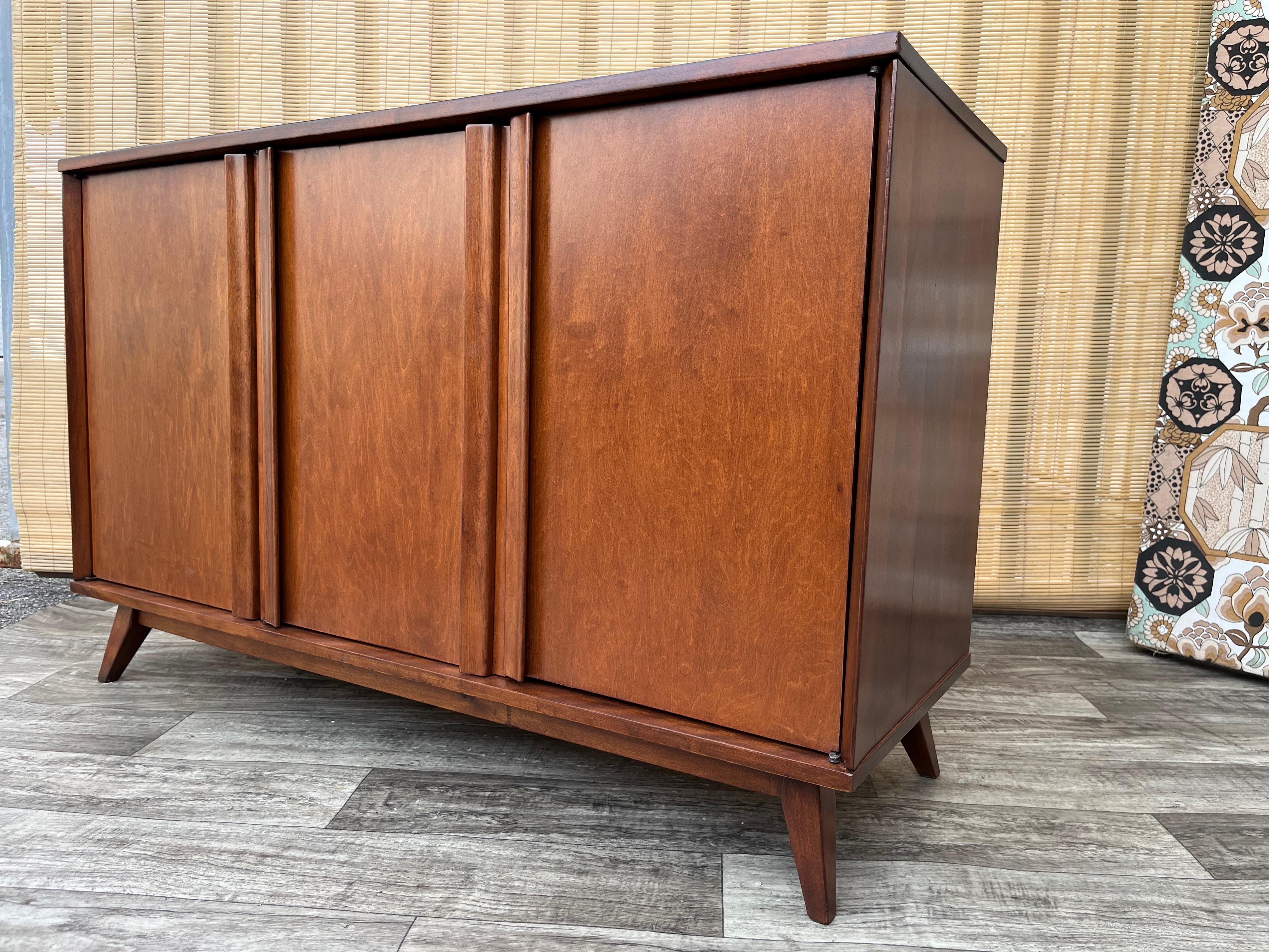 Fully Restored Mid Century Modern Sideboard Credenza. Circa 1960s. For Sale 3