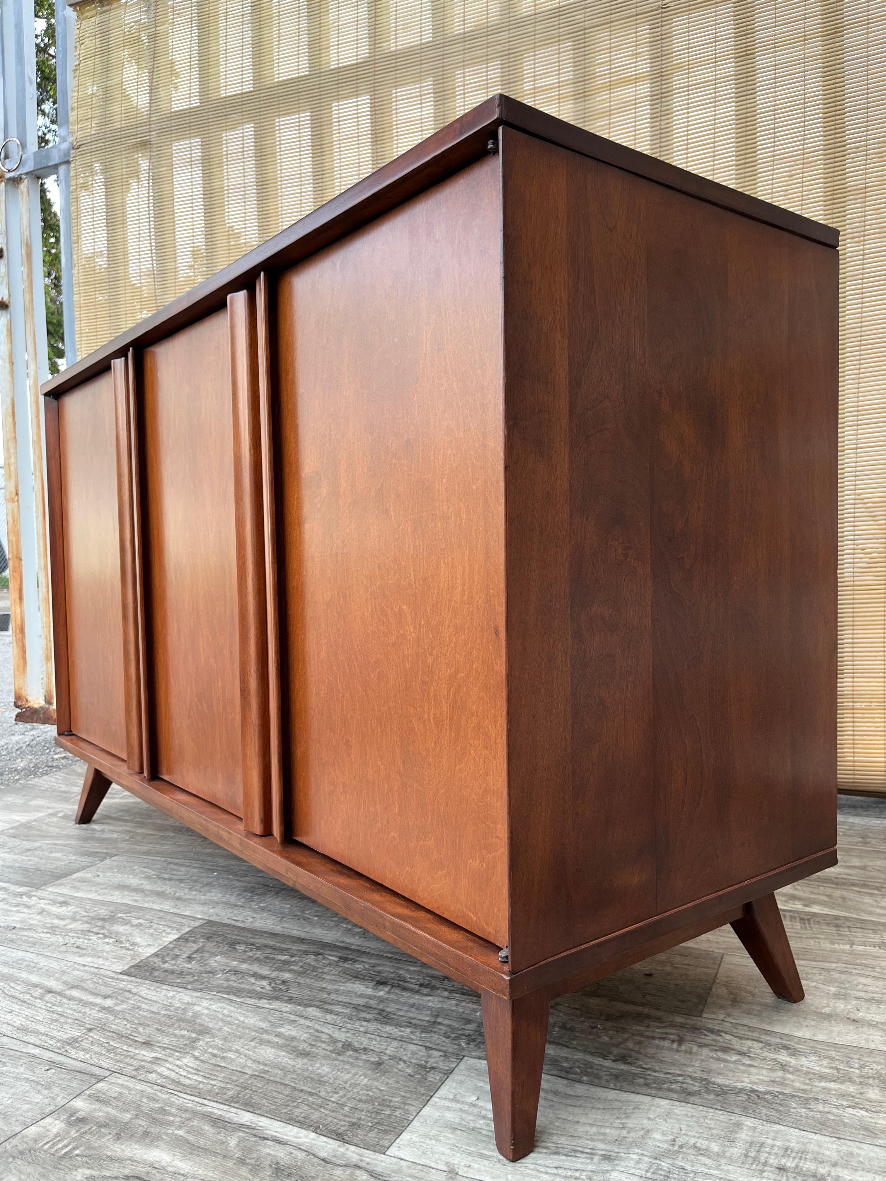 Fully Restored Mid Century Modern Sideboard Credenza. Circa 1960s. For Sale 2