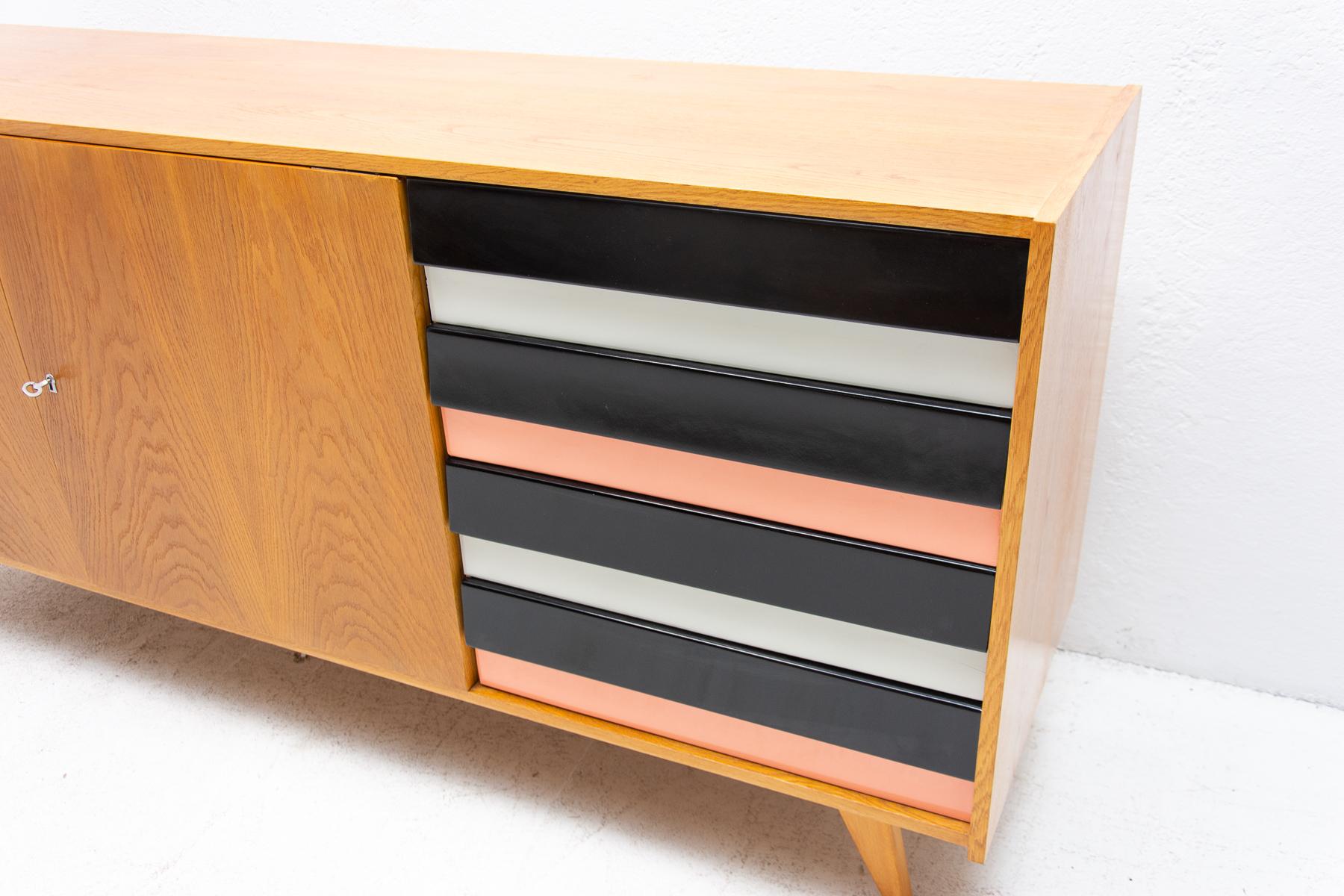 Vollständig restauriertes modernistisches Sideboard Nr. U-460 aus der Mitte des Jahrhunderts, von Ji Jiroutek, CZ im Angebot 6