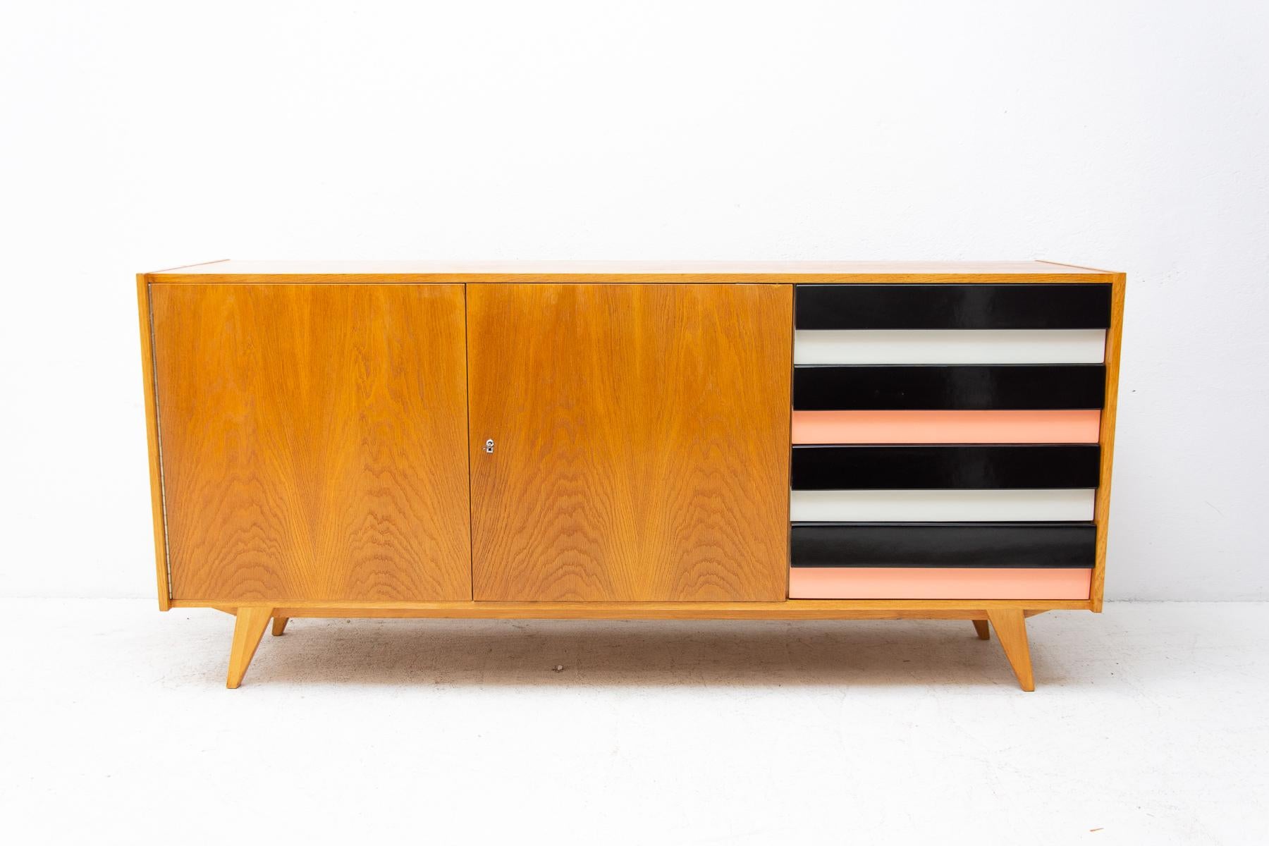 This Mid-Century Modernist sideboard no. U-460 was designed by the famous Czechoslovaka architect Jirí Jiroutek in 1958.
It was made in the former Czechoslovakia for Interiér Praha in the 1960´s.
This model is associated with the world-famous EXPO