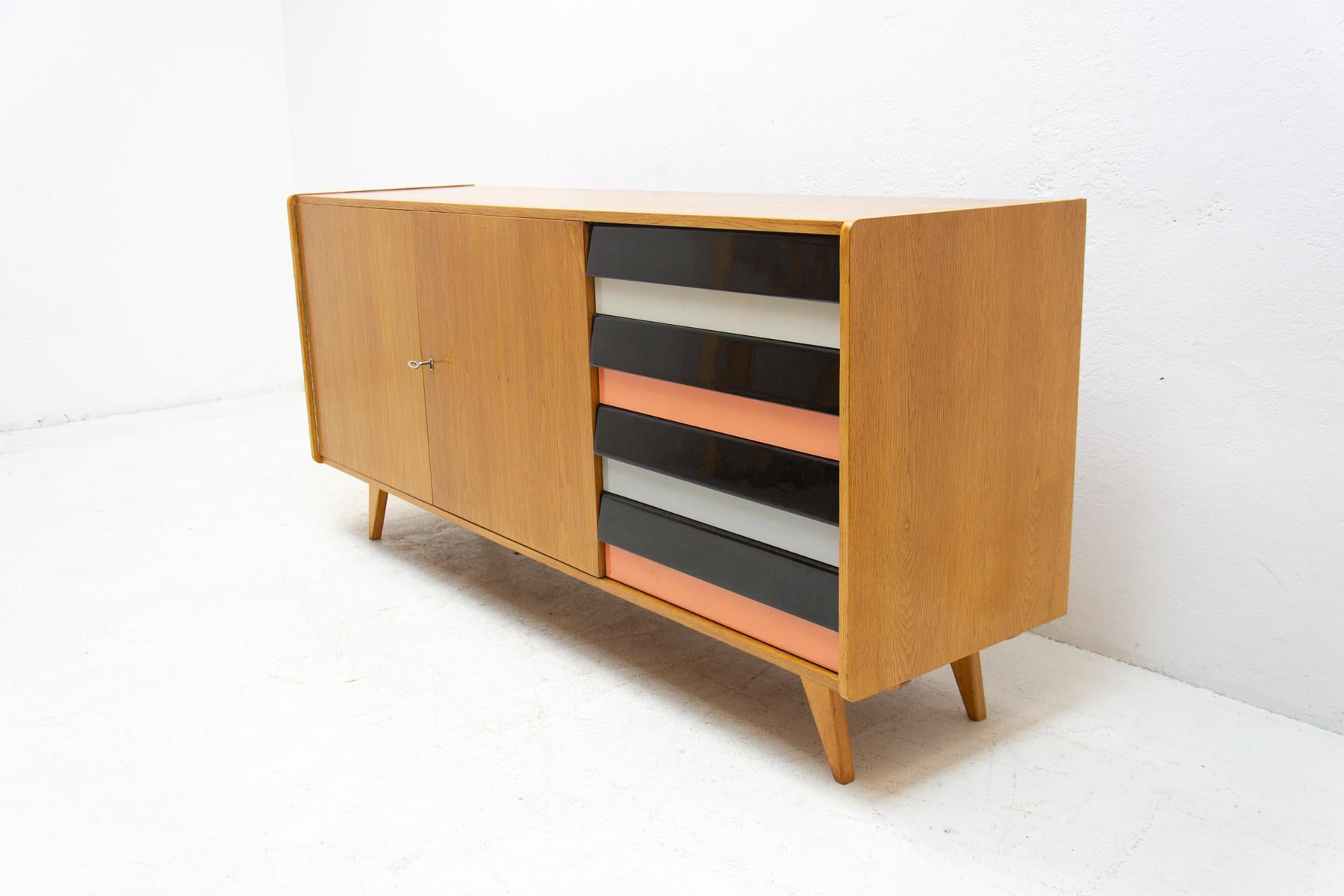 Fully Restored Mid-Century Modernist Sideboard No. U-460, by Jiří Jiroutek, Czec In Excellent Condition For Sale In Prague 8, CZ