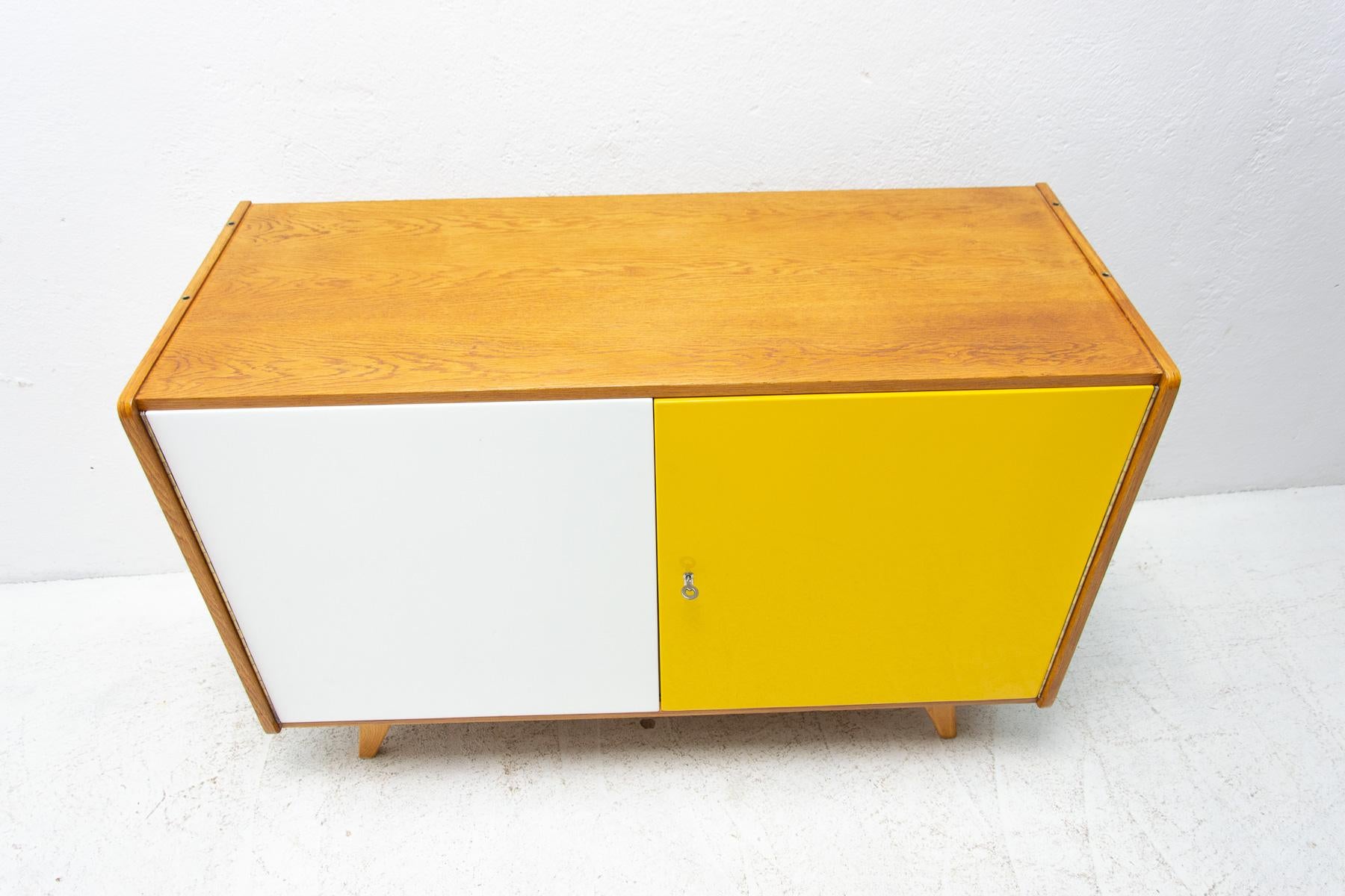 Fully Restored Mid Century Sideboard U-450 by Jiří Jiroutek, 1960's, Czech For Sale 4