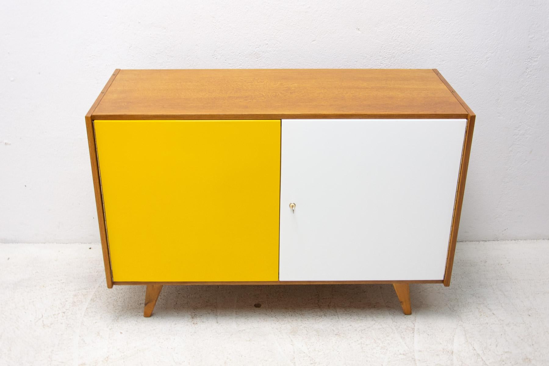 Vollständig restauriertes Mid Century Sideboard U-450 von Jiří Jiroutek, 1960er Jahre, Tschechien im Angebot 11