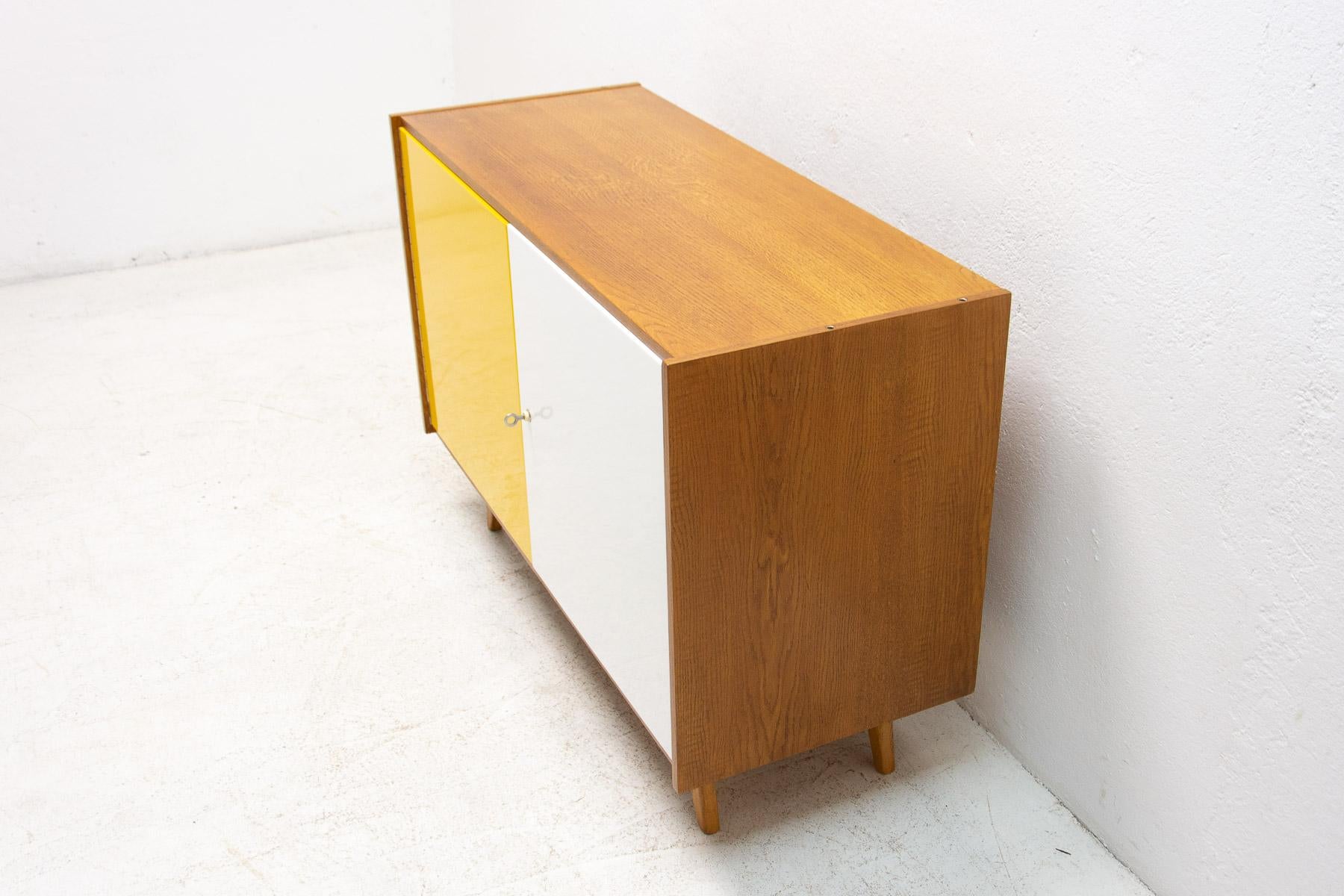 Vollständig restauriertes Mid Century Sideboard U-450 von Jiří Jiroutek, 1960er Jahre, Tschechien (Skandinavische Moderne) im Angebot