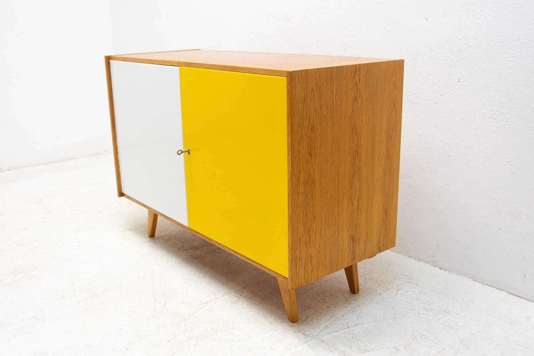 Veneer Fully Restored Midcentury Sideboard U-450 by Jiří Jiroutek, 1960s, Czech For Sale