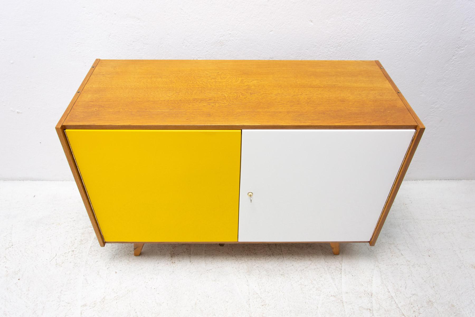 Vollständig restauriertes Mid Century Sideboard U-450 von Jiří Jiroutek, 1960er Jahre, Tschechien im Zustand „Hervorragend“ im Angebot in Prague 8, CZ