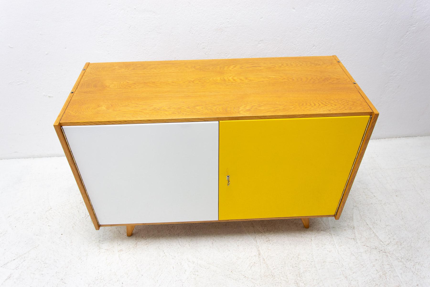  Vollständig restauriertes Sideboard U-450 von Jiří Jiroutek aus der Mitte des Jahrhunderts, 1960er Jahre, Tschechien. (20. Jahrhundert) im Angebot