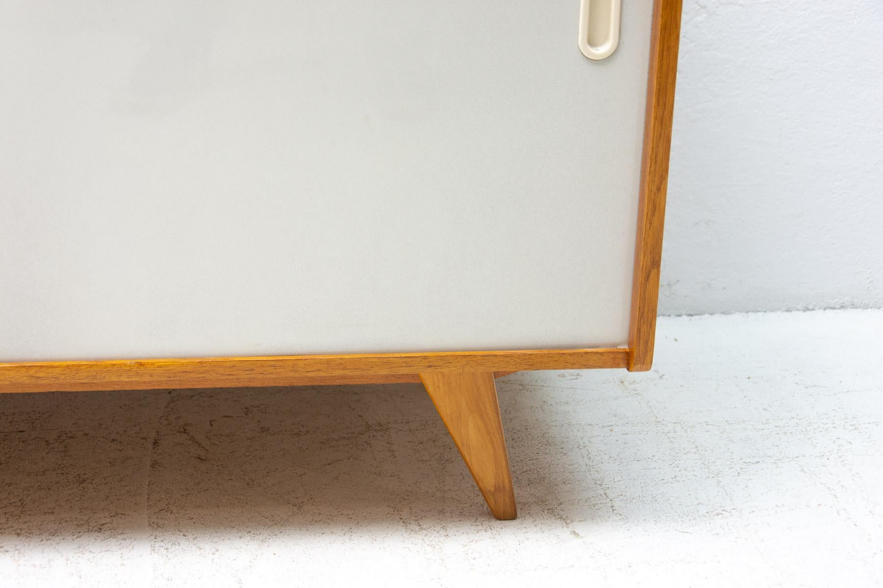 Credenza U-450 di Jiří Jiroutek, 1960, Cecoslovacchia, completamente restaurata. 8