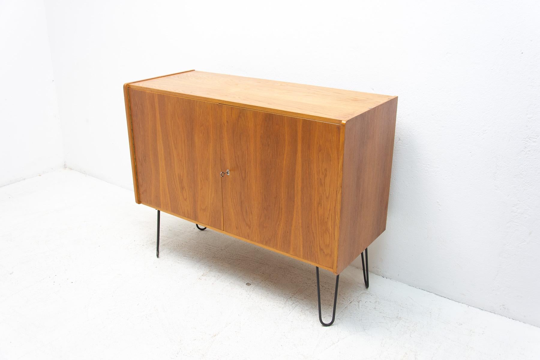 Scandinave moderne Enfilade U-450 du milieu du siècle entièrement restauré par Ji Jiroutek, années 1960, Tchécoslovaque en vente