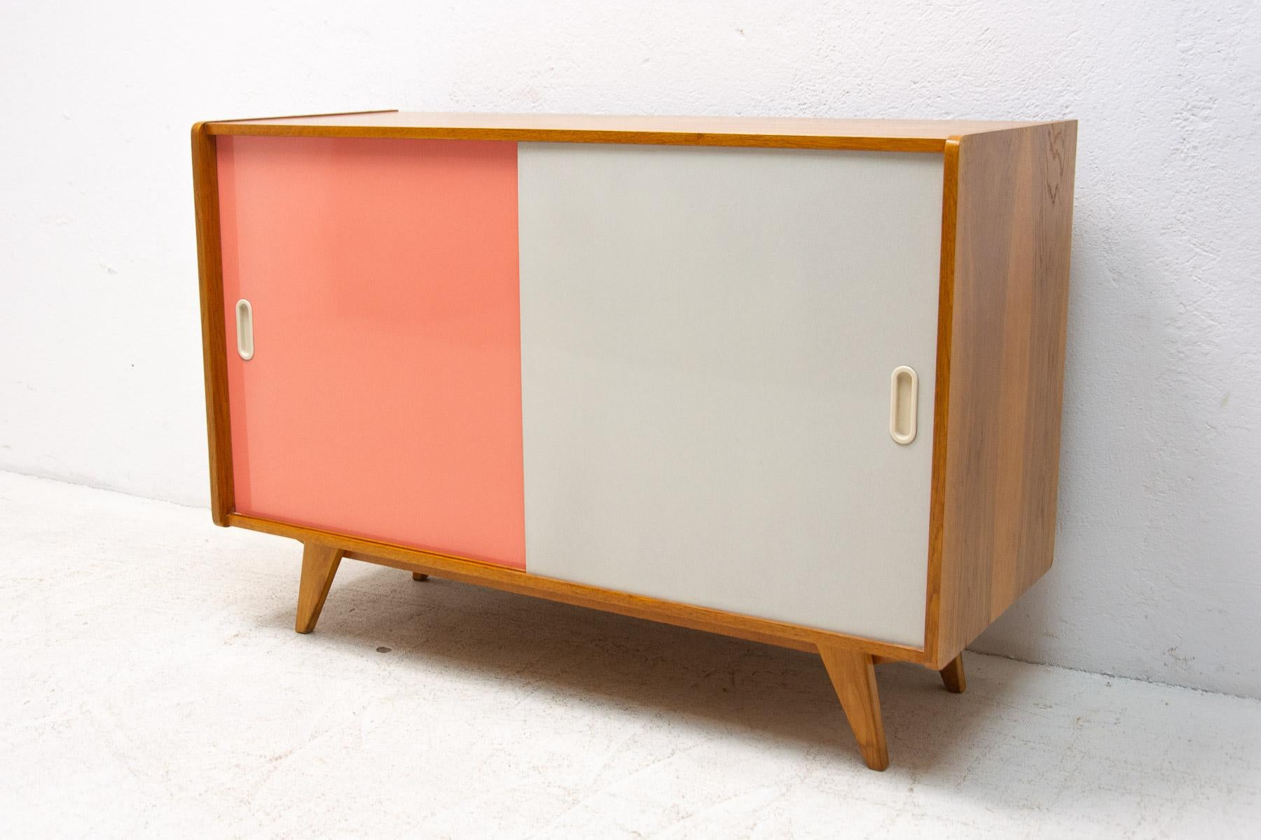 Fully Restored Mid Century Sideboard U-450 by Jiří Jiroutek, 1960's, Czechoslova In Excellent Condition For Sale In Prague 8, CZ