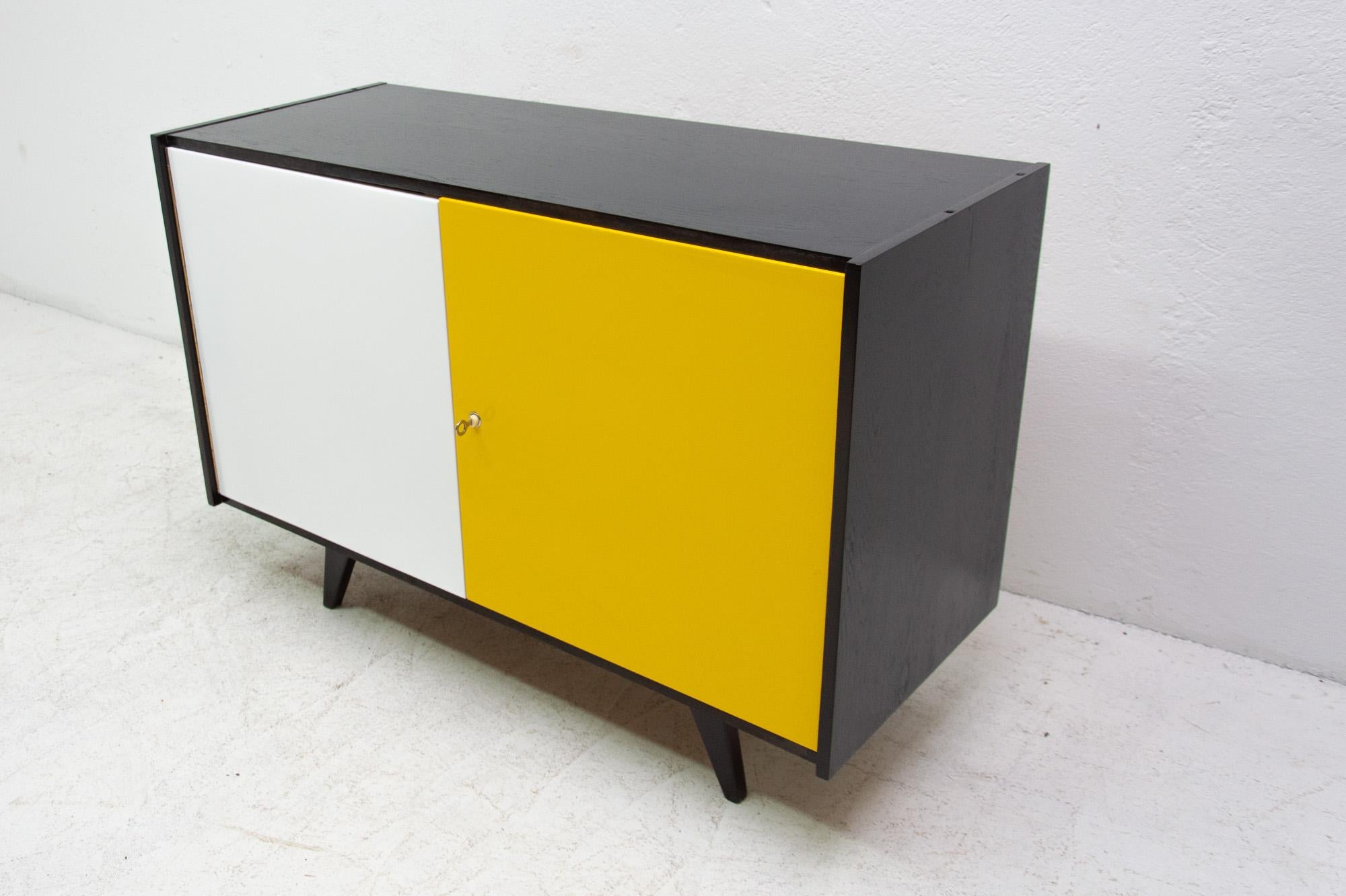 Vollständig restauriertes Sideboard U-450 aus der Mitte des Jahrhunderts von Ji Jiroutek, 1960er Jahre, Tschechoslowakei im Zustand „Hervorragend“ im Angebot in Prague 8, CZ