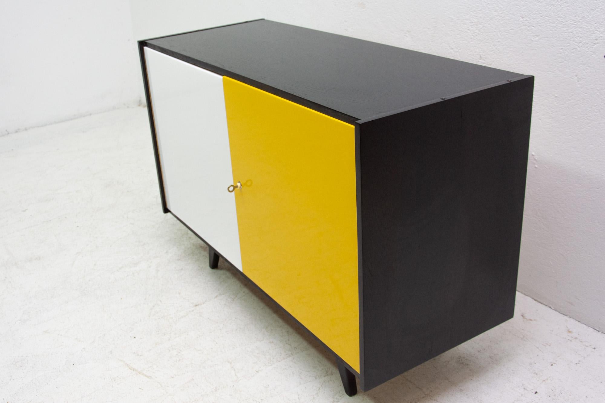 Vollständig restauriertes Sideboard U-450 aus der Mitte des Jahrhunderts von Ji Jiroutek, 1960er Jahre, Tschechoslowakei (20. Jahrhundert) im Angebot