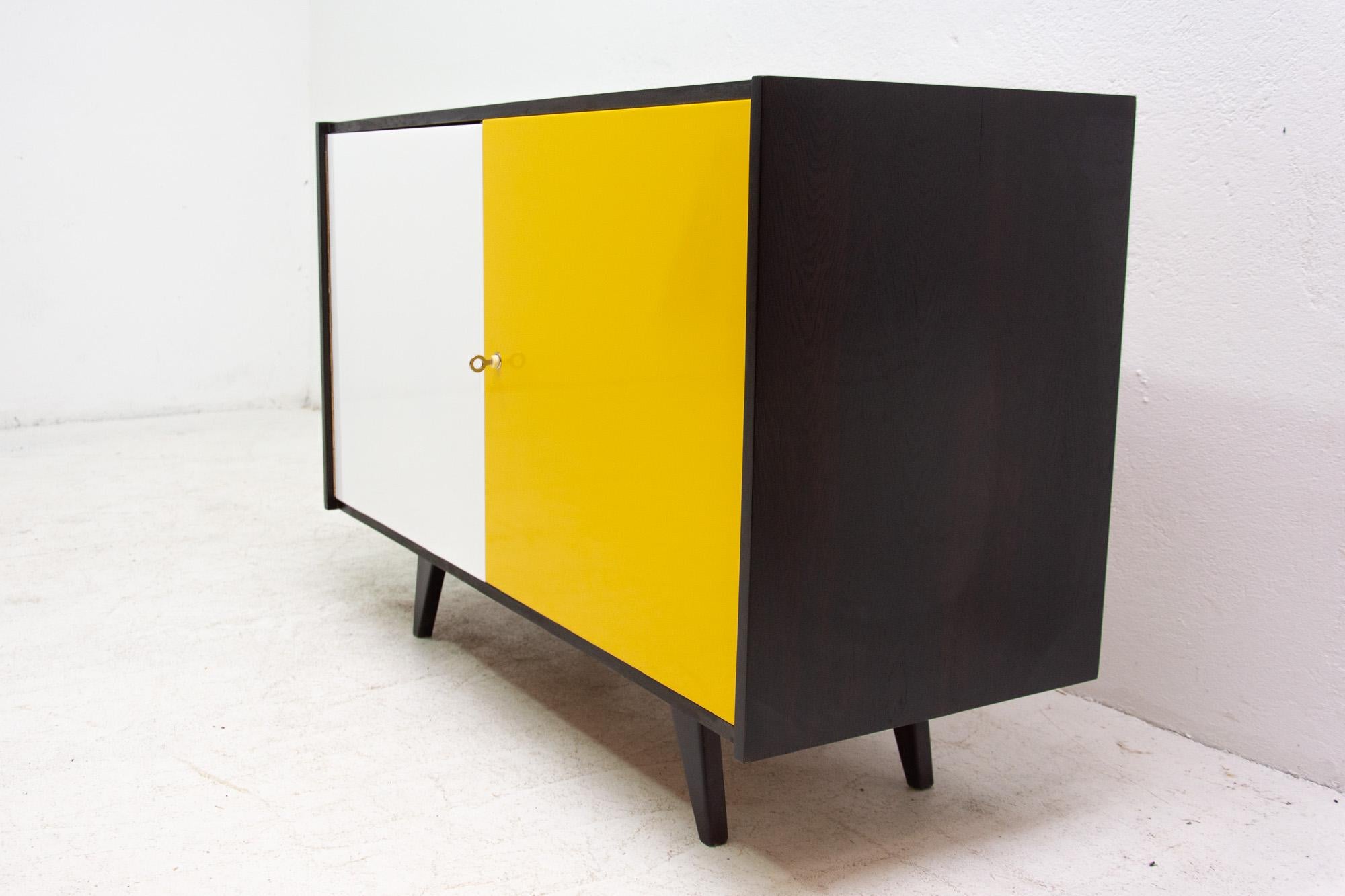 Vollständig restauriertes Sideboard U-450 aus der Mitte des Jahrhunderts von Ji Jiroutek, 1960er Jahre, Tschechoslowakei (Laminat) im Angebot