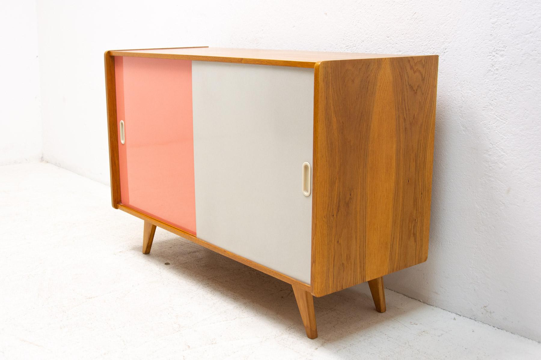 Vollständig restauriertes Sideboard U-450 aus der Mitte des Jahrhunderts von Ji Jiroutek, 1960er Jahre, Tschechoslowakei (Laminat) im Angebot