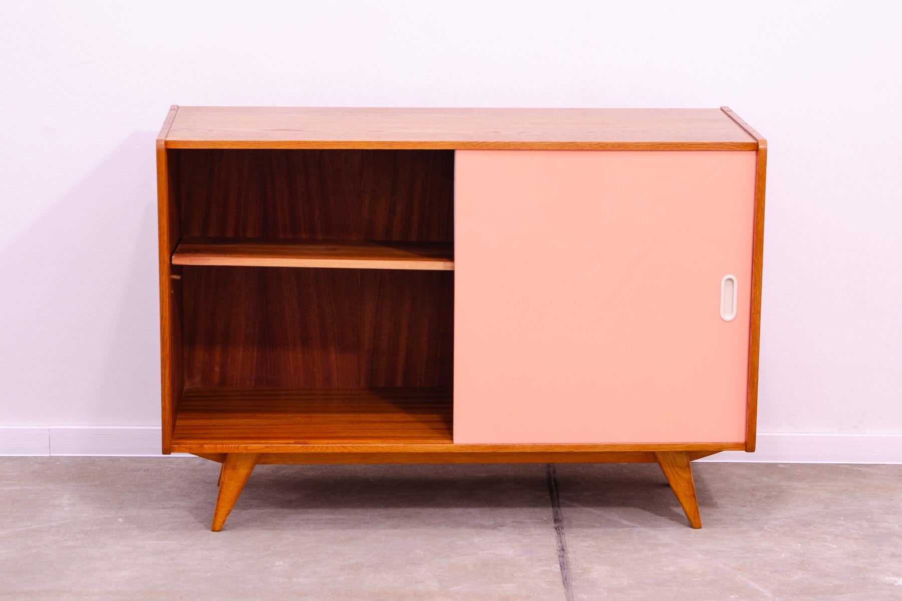 Vollständig restauriertes Sideboard U-452 von Jiří Jiroutek aus der Mitte des Jahrhunderts, 1960er Jahre, Tschechien. im Angebot 4